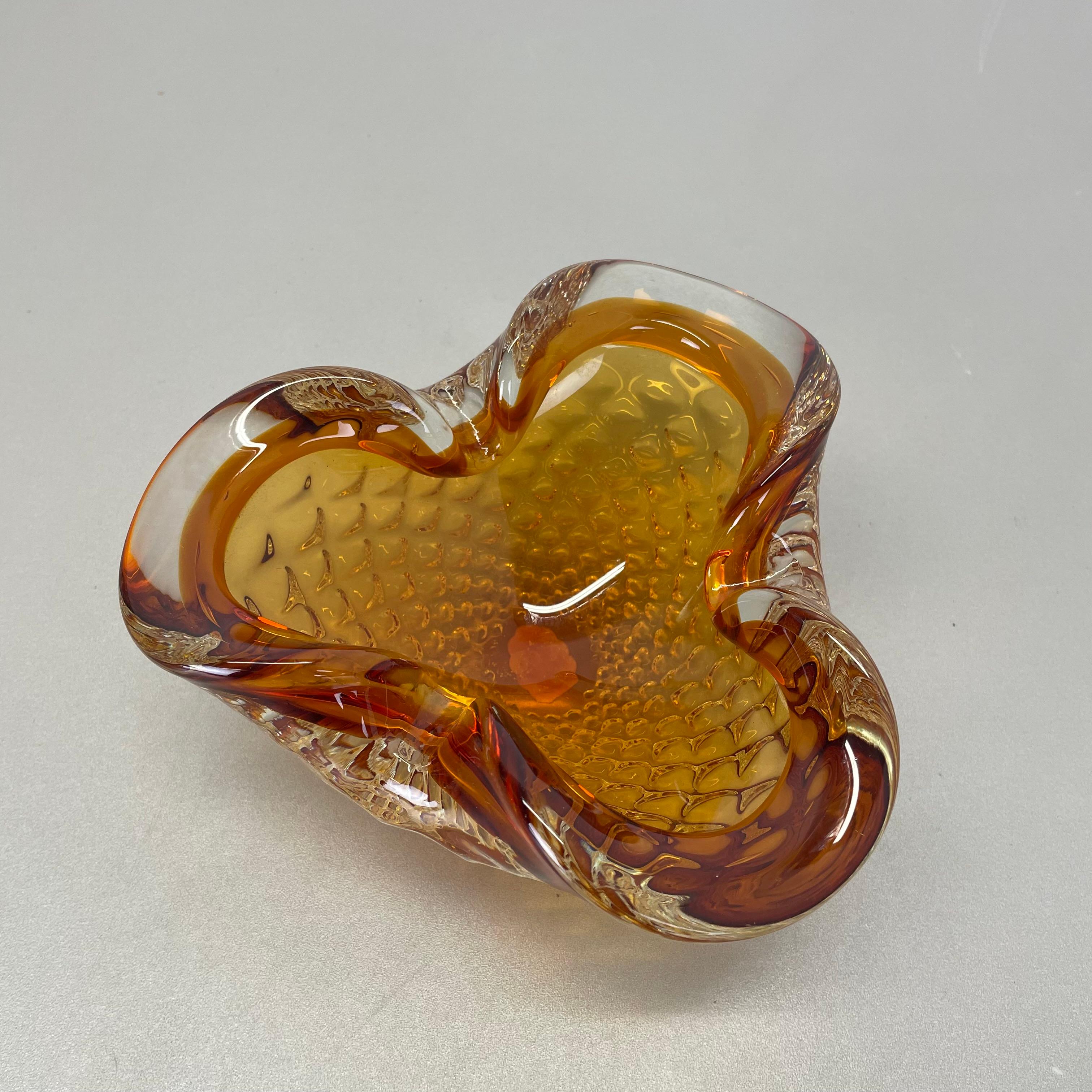 Grande ciotola in vetro di Murano da 1 kg con elemento a bolle d'aria conchiglia Italia anni '70 In condizioni buone in vendita a Kirchlengern, DE