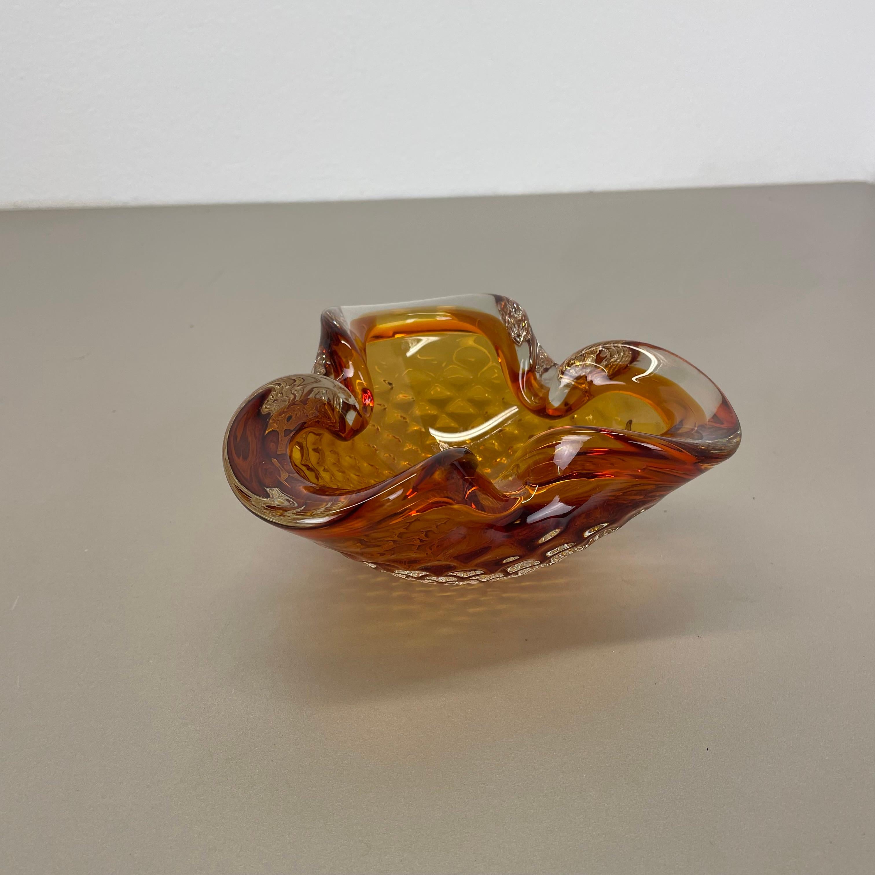 XX secolo Grande ciotola in vetro di Murano da 1 kg con elemento a bolle d'aria conchiglia Italia anni '70 in vendita