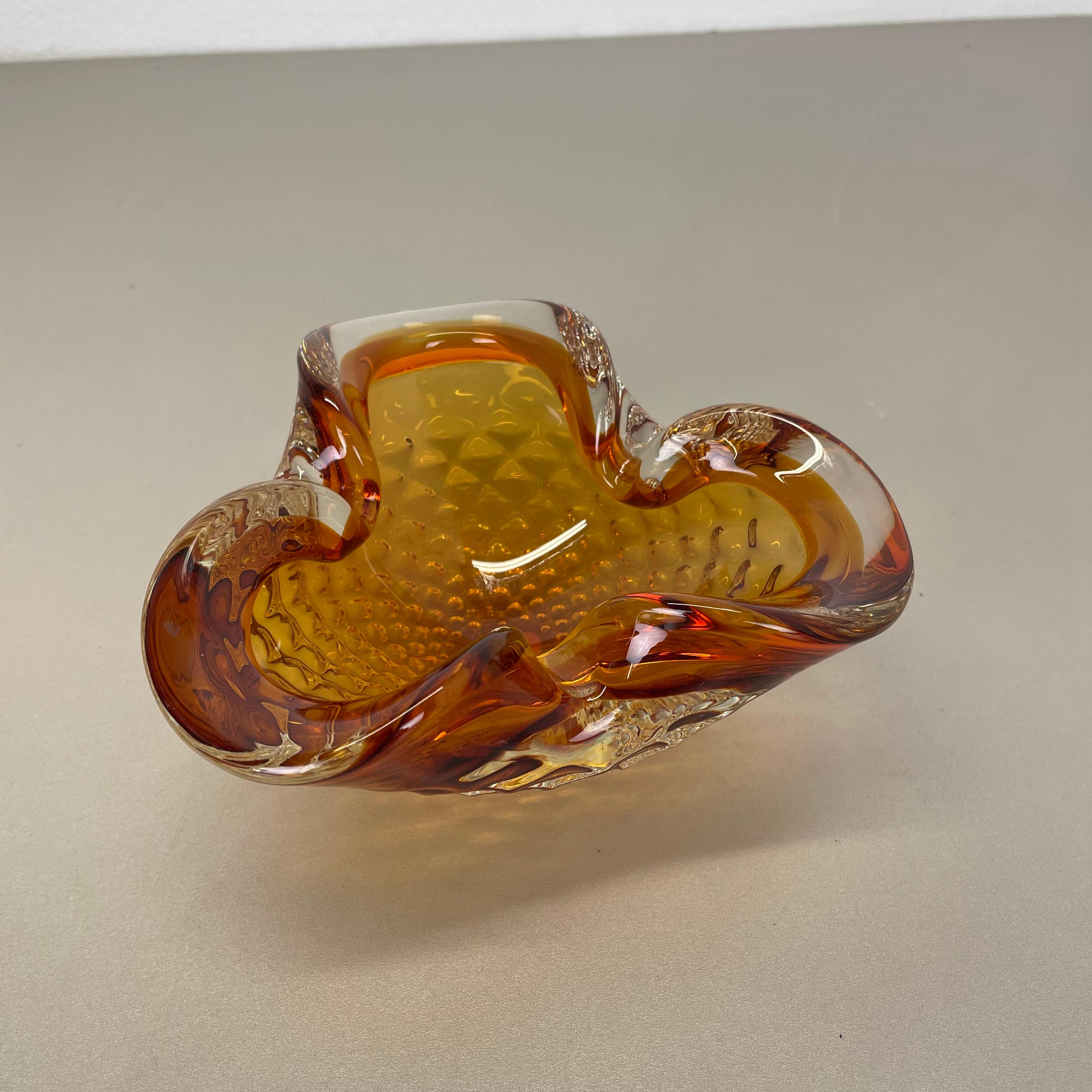 Vetro di Murano Grande ciotola in vetro di Murano da 1 kg con elemento a bolle d'aria conchiglia Italia anni '70 in vendita