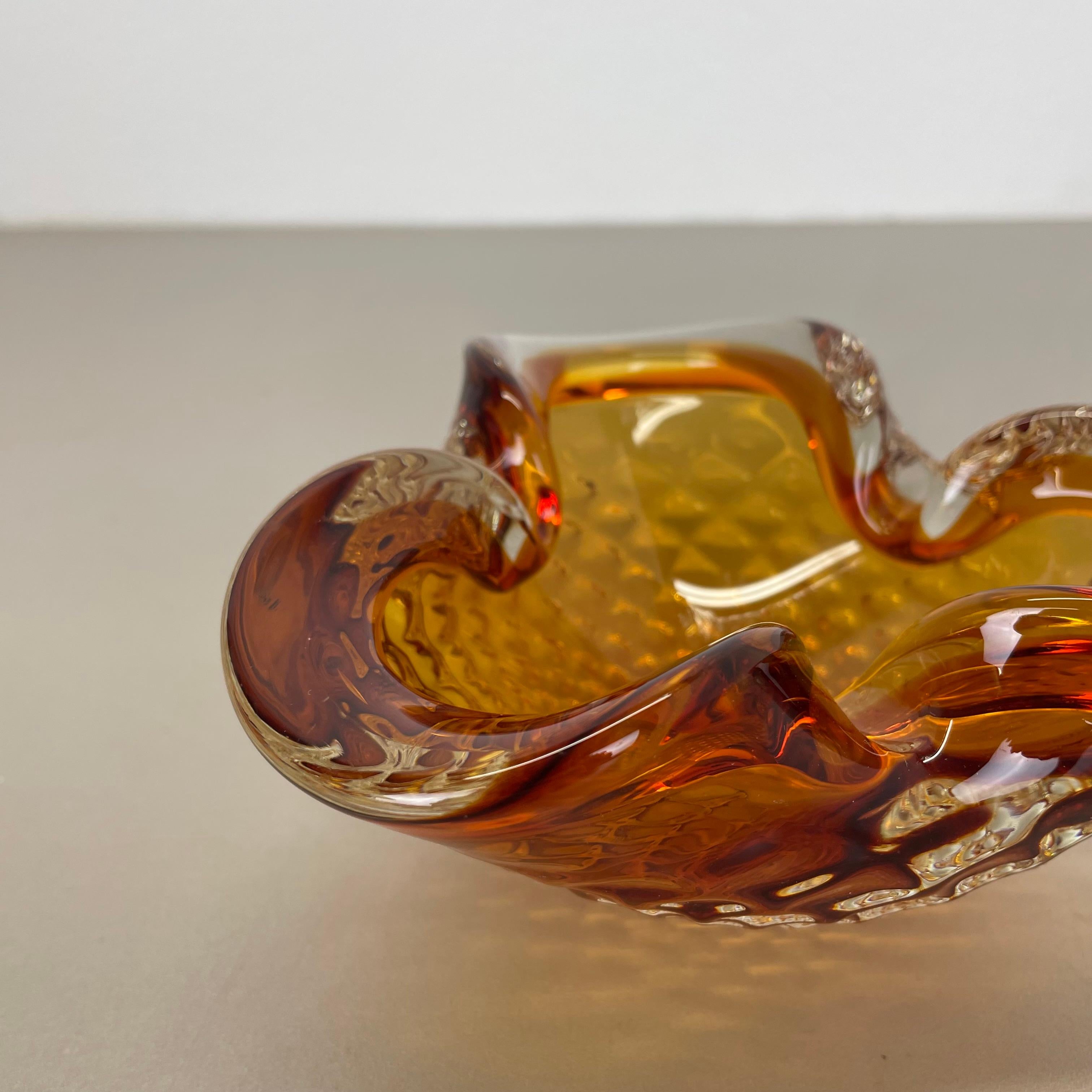 Grande ciotola in vetro di Murano da 1 kg con elemento a bolle d'aria conchiglia Italia anni '70 in vendita 1