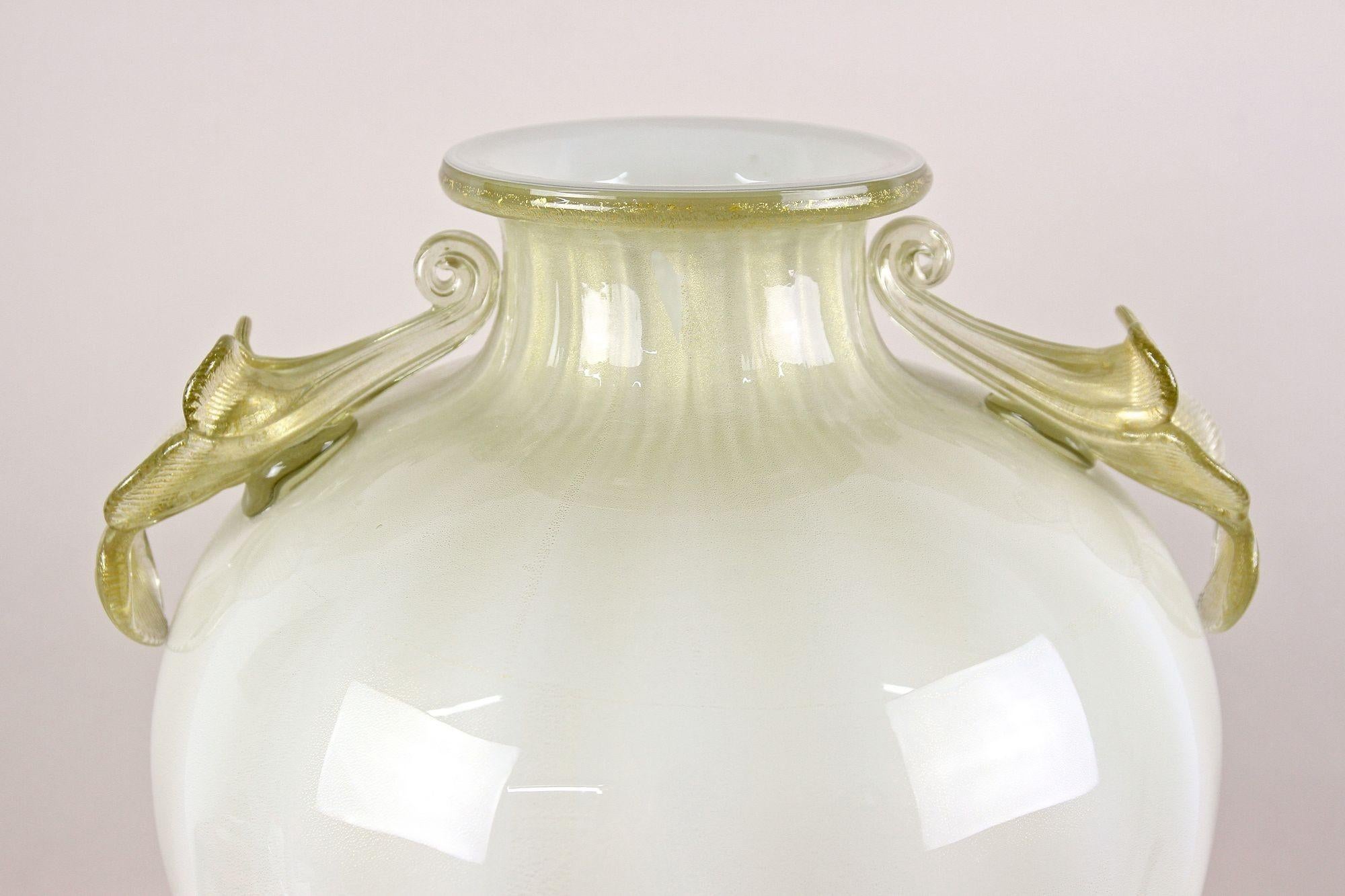 Impressive, large beige/ golden Murano glass amphora vase handcrafted in the Venetian lagoon by the famous company of Gabbiani Venezia. This extraordinary, large collection item of 21th century Italian glass art is the result of the continuous