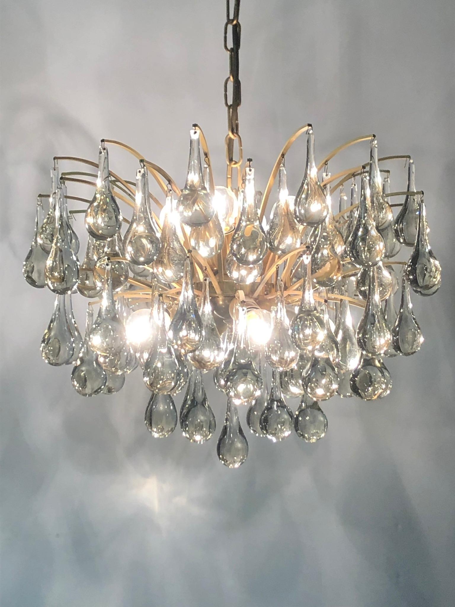 Mid - Century tear drop Murano glass and brass chandelier by Ernst Palme, Germany, circa 1970s.
Socket: 8 x e14  - for standard screw bulbs.

 