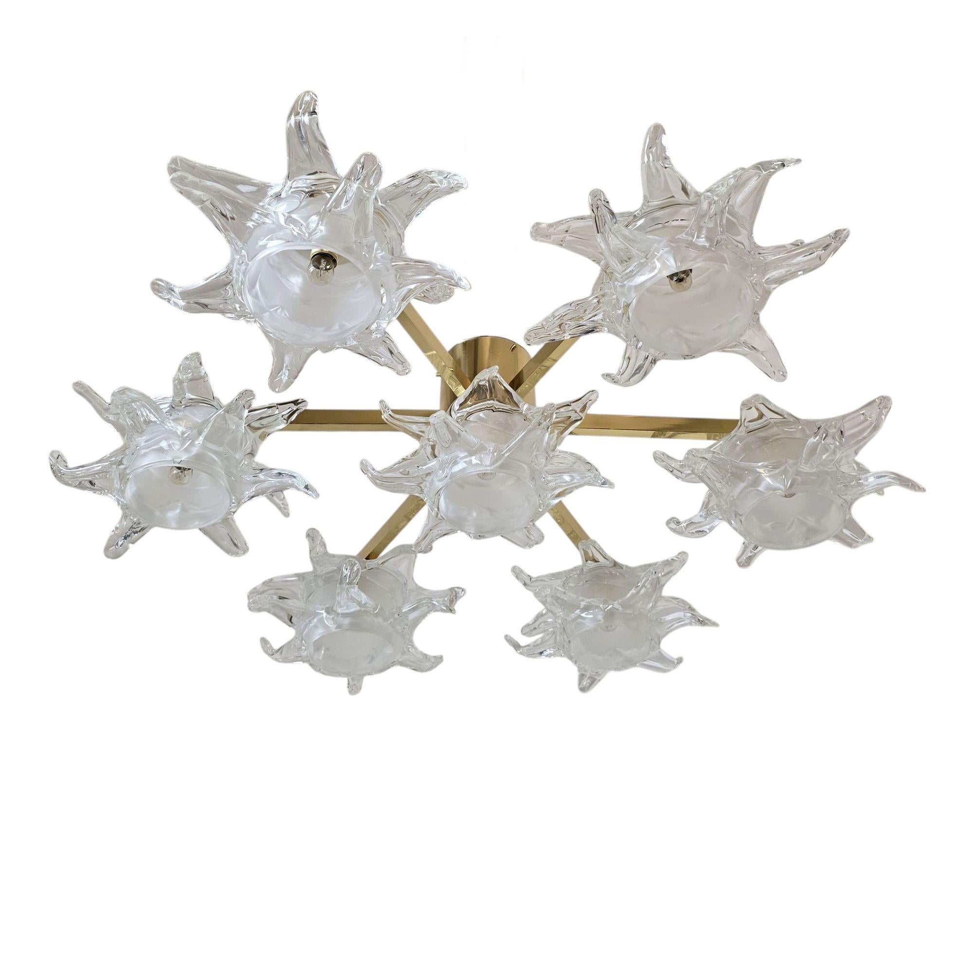 Lustre moderne en laiton et verre de Murano, Italie, années 1990.
Dans le style de Vistosi.
Les sept grandes étoiles en verre de Murano sont fabriquées à la main dans une couleur transparente.
Chaque étoile de verre abrite une lumière.
Le lustre a