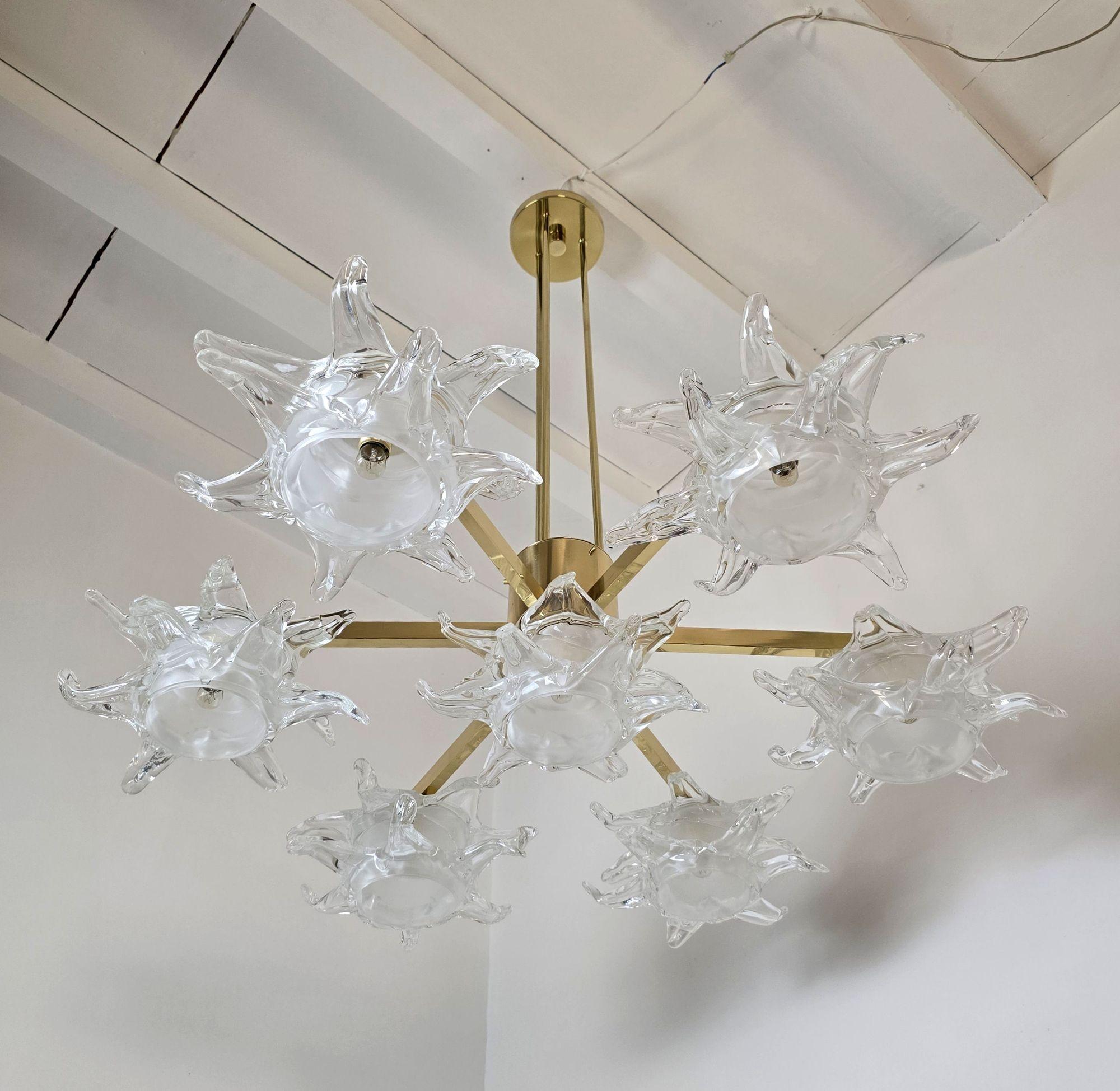 italien Grand lustre en verre de Murano et laiton en vente