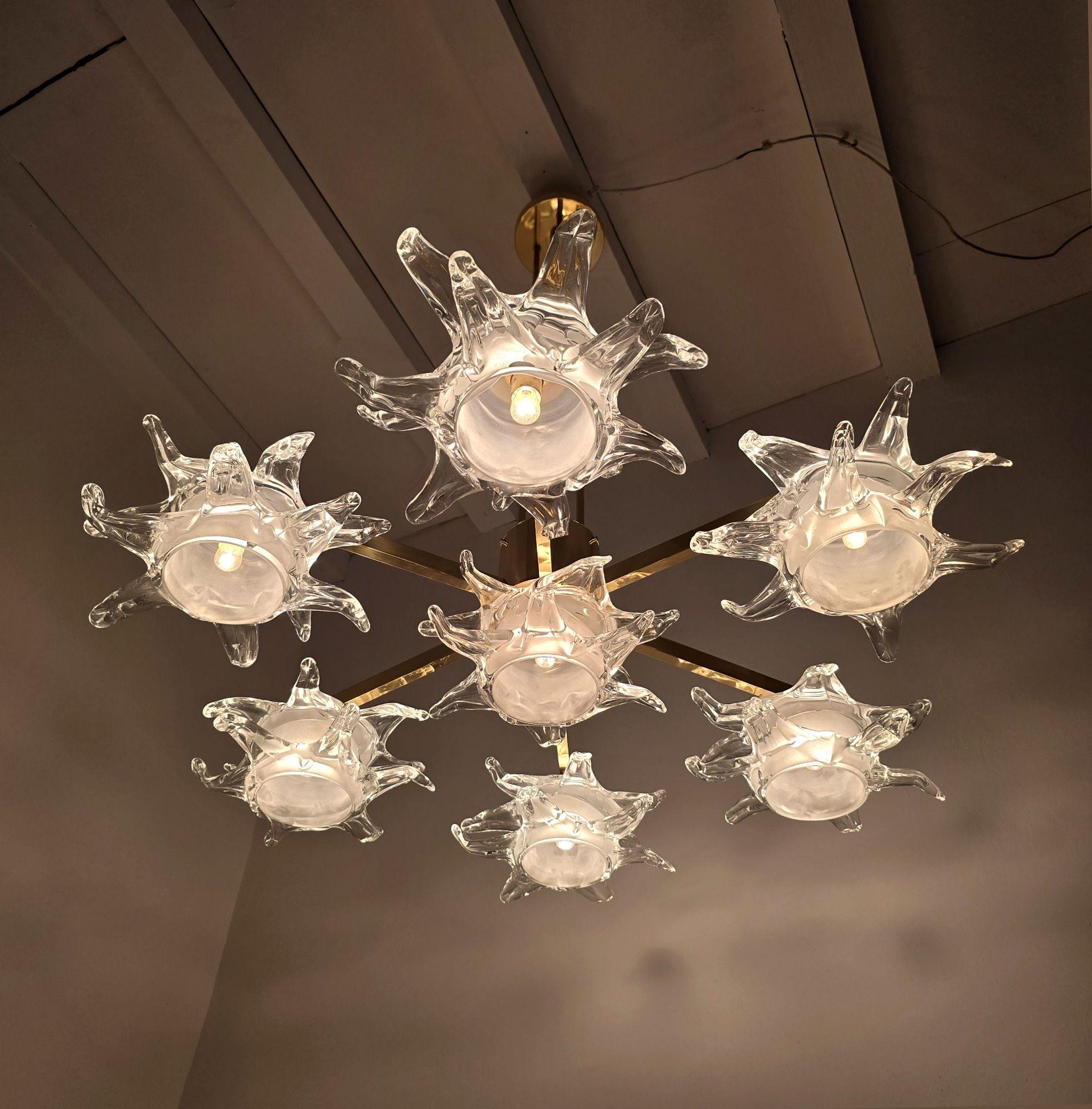 Grand lustre en verre de Murano et laiton Excellent état - En vente à Dallas, TX