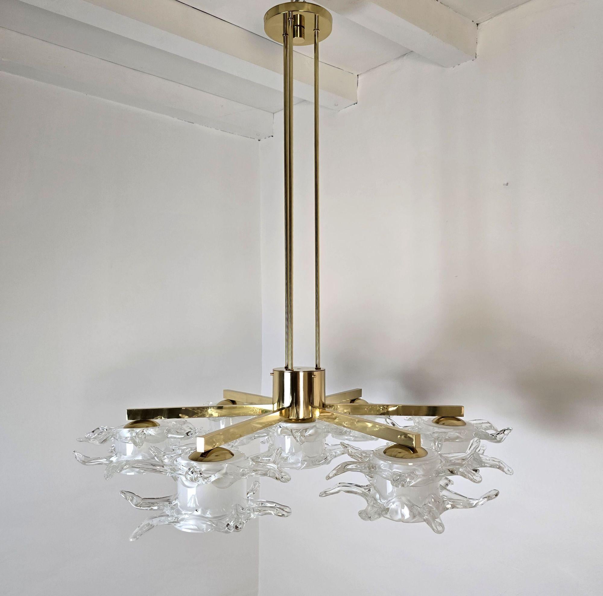 Laiton Grand lustre en verre de Murano et laiton en vente