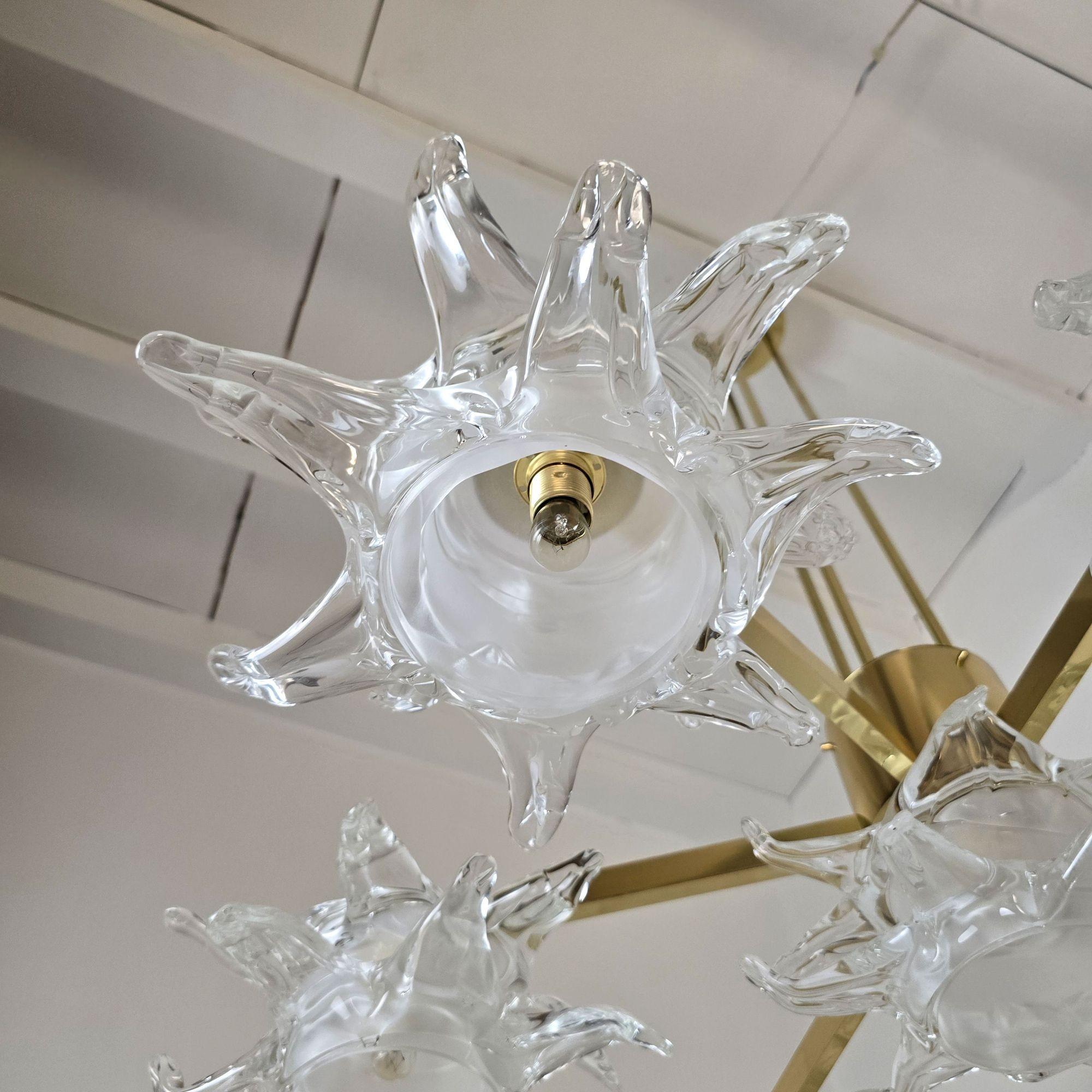Grand lustre en verre de Murano et laiton en vente 2