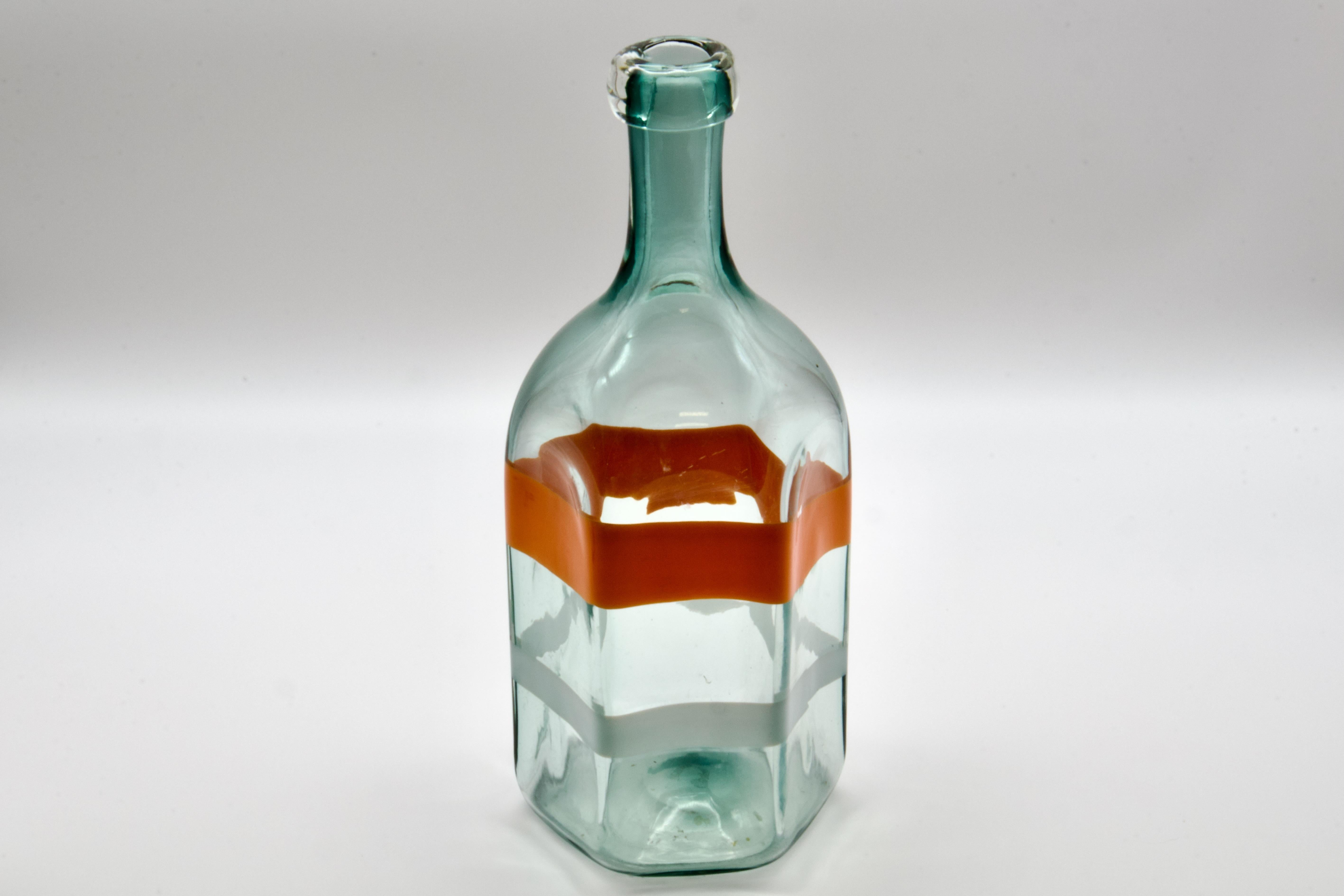 Exquis vase en verre d'art de Murano soufflé à la main dans un grand format de bouteille. Convient aussi bien comme objet décoratif que comme carafe d'eau fonctionnelle et de niveau supérieur. Fabriqué par La murrina en Italie dans les années