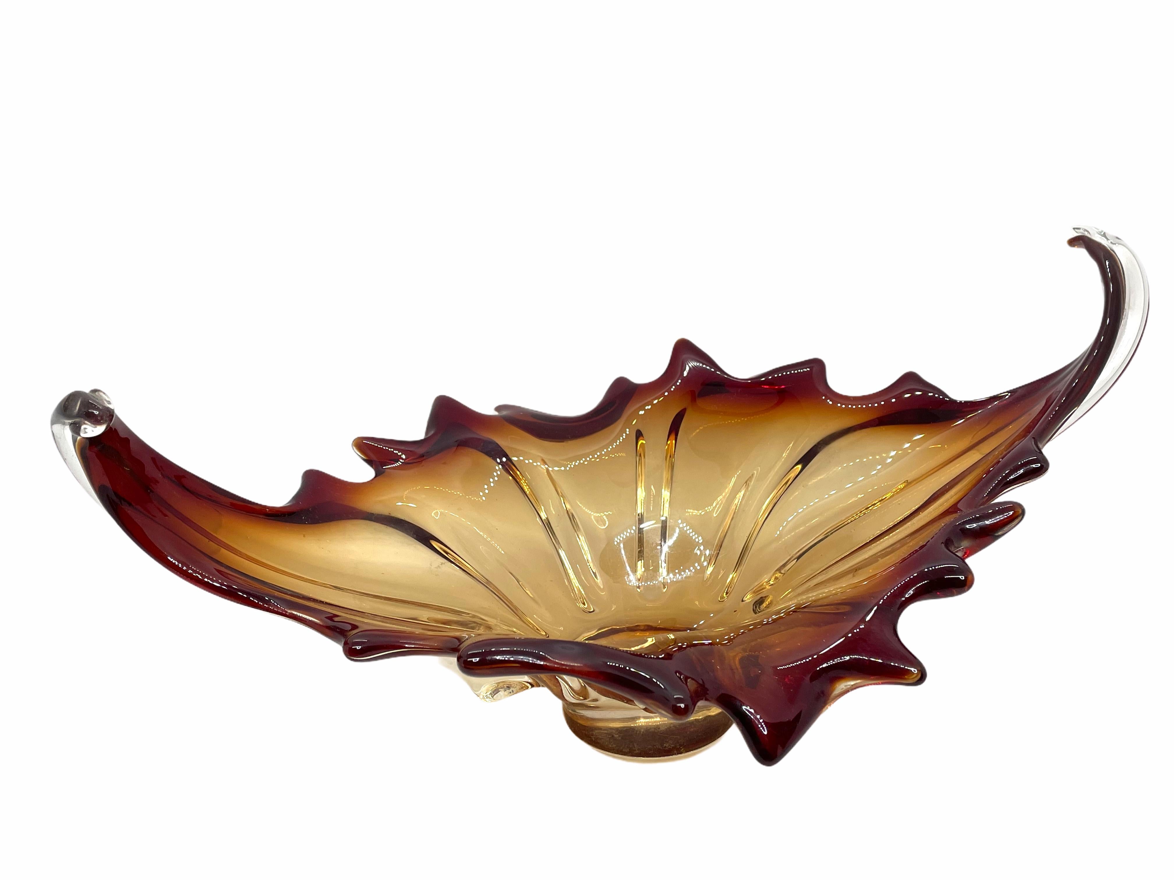 Gorgeous hand blown Murano art glass piece with Sommerso and bullicante techniques. A beautiful organic shaped bowl, catchall or centrepiece, Venice, Murano, Italy, 1970s.