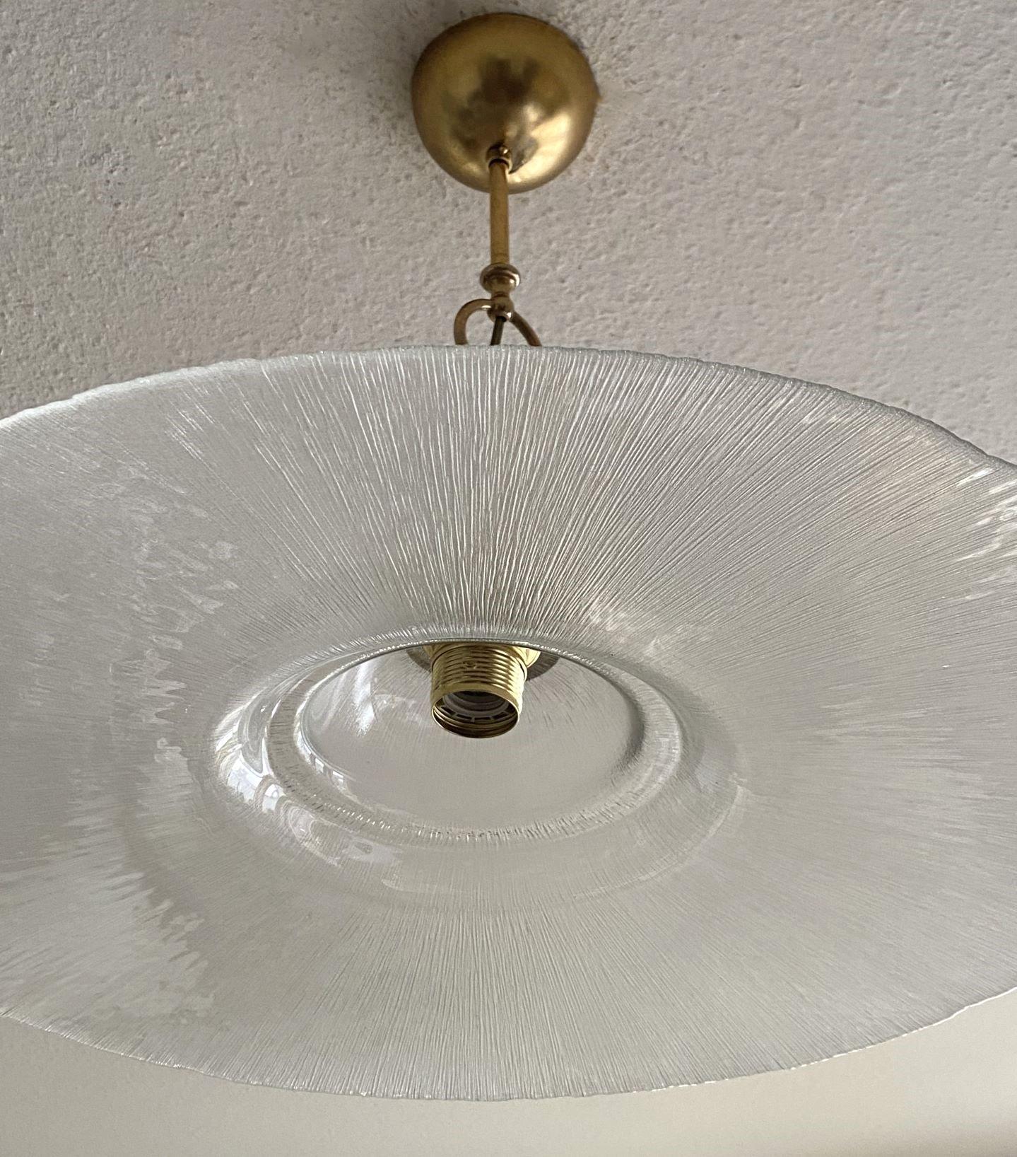 Grande ciondolo in ottone in vetro di Murano attribuito a Venini, Italia, anni '50 in vendita 4
