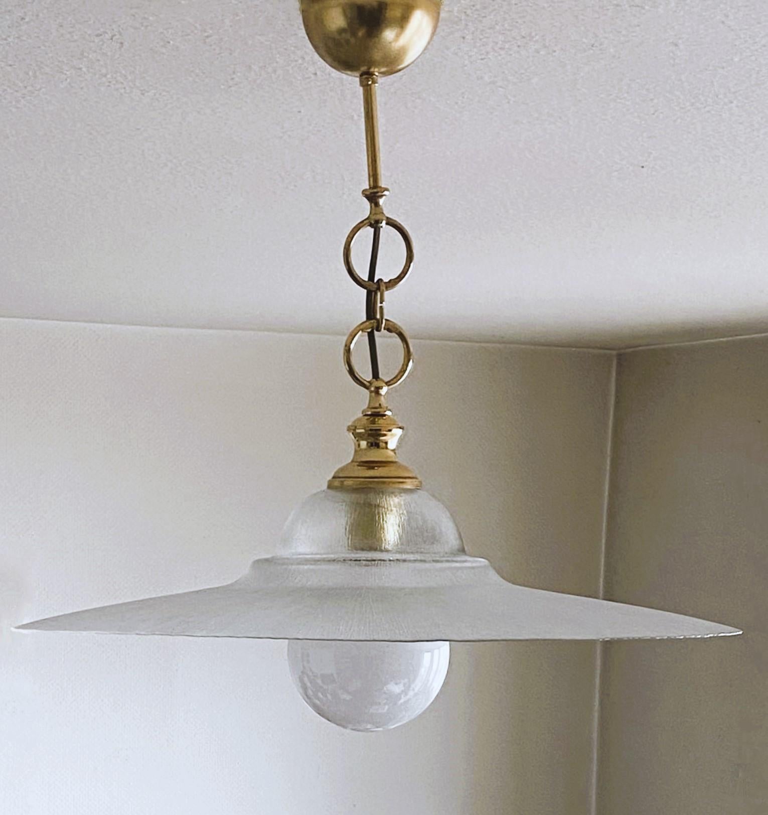 Un grande pendente in vetro di Murano e ottone del Medioevo attribuito a Venini, Italia, anni '50. Con una grande lampadina a vite a globo in vetro opalino E-27. Si possono utilizzare anche le normali lampadine E-27 o le lampadine a LED.
Misure:
