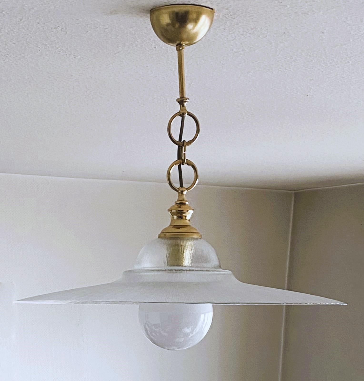 Mid-Century moderno Grande ciondolo in ottone in vetro di Murano attribuito a Venini, Italia, anni '50 in vendita