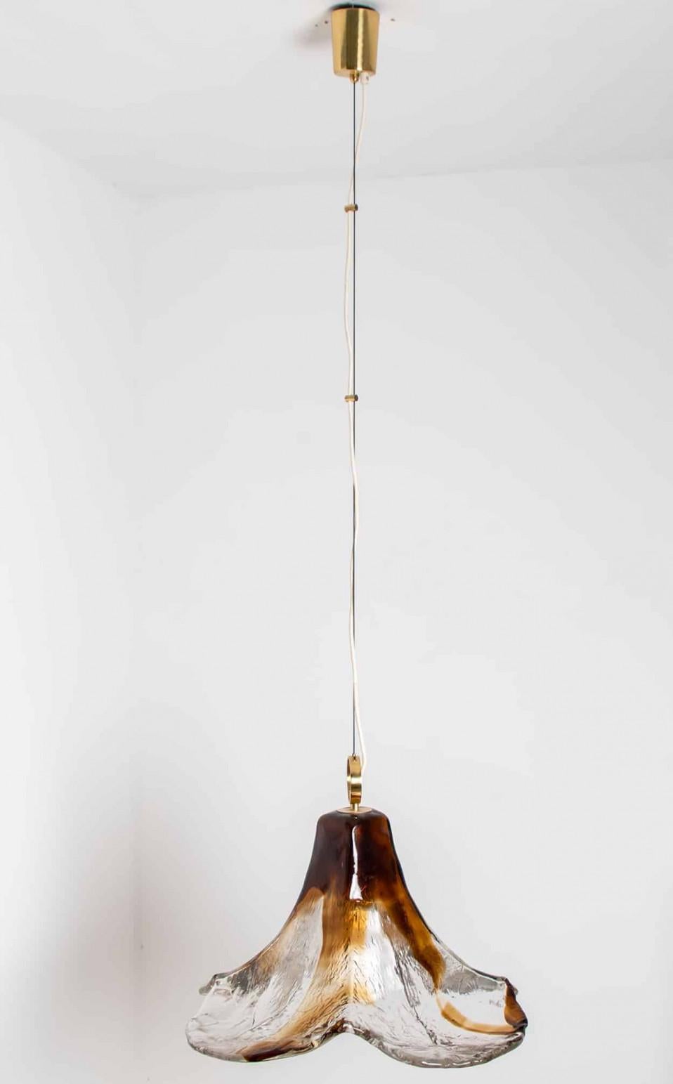Austriaco Grande lampadario a fiore marrone in vetro di Murano di Kalmar, Austria, 1970 in vendita