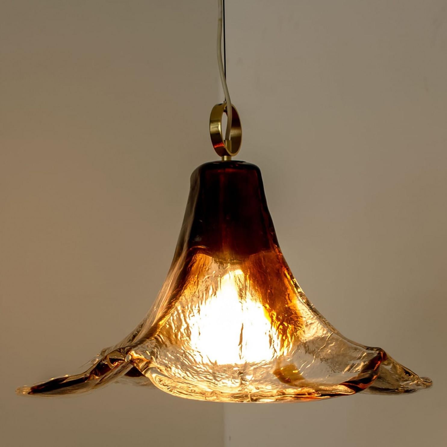 Fine XX secolo Grande lampadario a fiore marrone in vetro di Murano di Kalmar, Austria, 1970 in vendita
