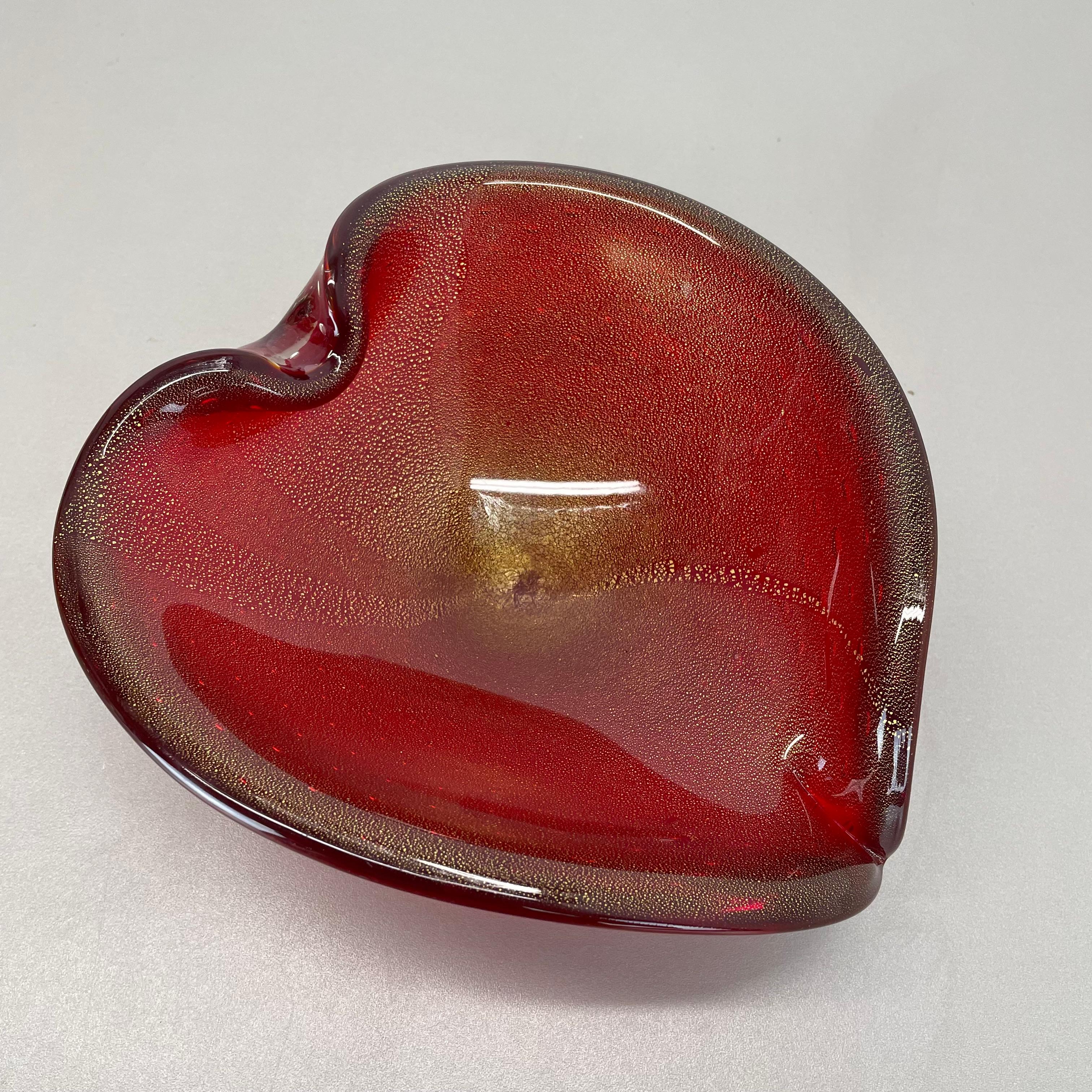 20ième siècle Grand bol bullicante en verre de Murano rouge-or coquillage Italie 1970 en vente