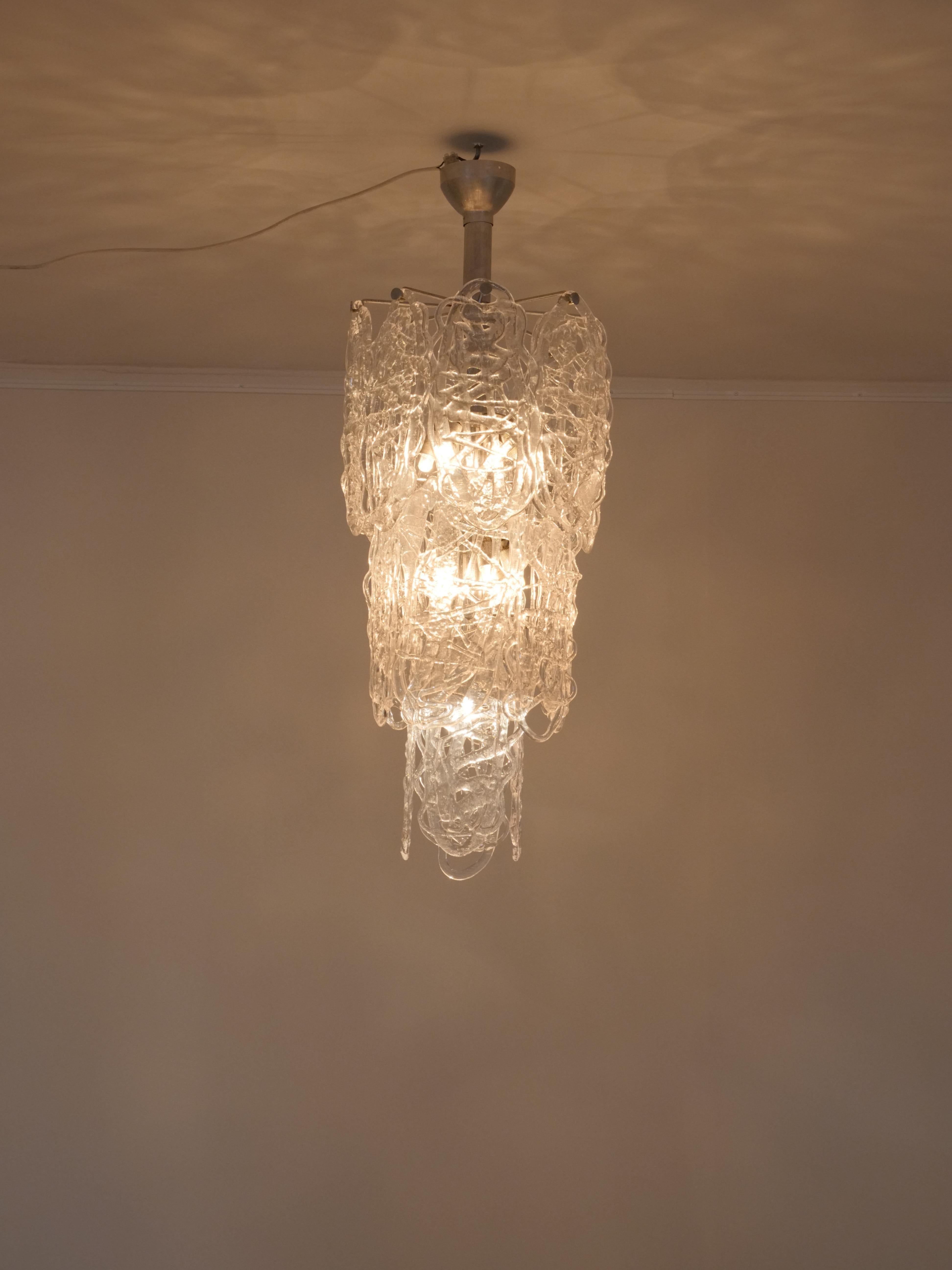 Großer Murano-Kronleuchter von Carlo Nason.

Das geblasene Glas sieht aus wie gesponnenes Bonbon

