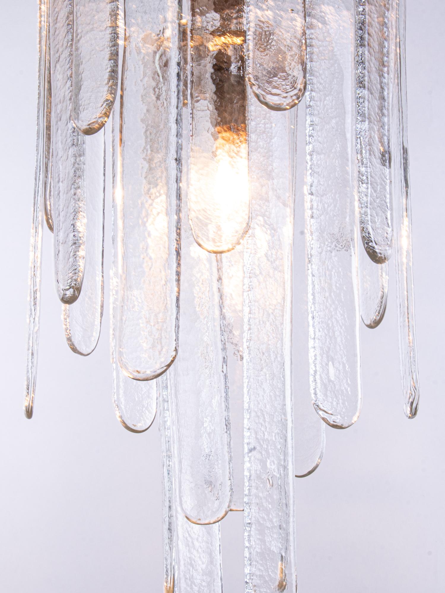 Eleganter, riesiger, kaskadenförmiger Murano-Eisglas-Wasserfall-Kronleuchter. Der Kronleuchter leuchtet wunderschön und spendet sehr viel Licht. Schmuckstück aus der Zeit. Mit dieser Leuchte setzen Sie ein klares Statement in Ihrer Raumgestaltung.