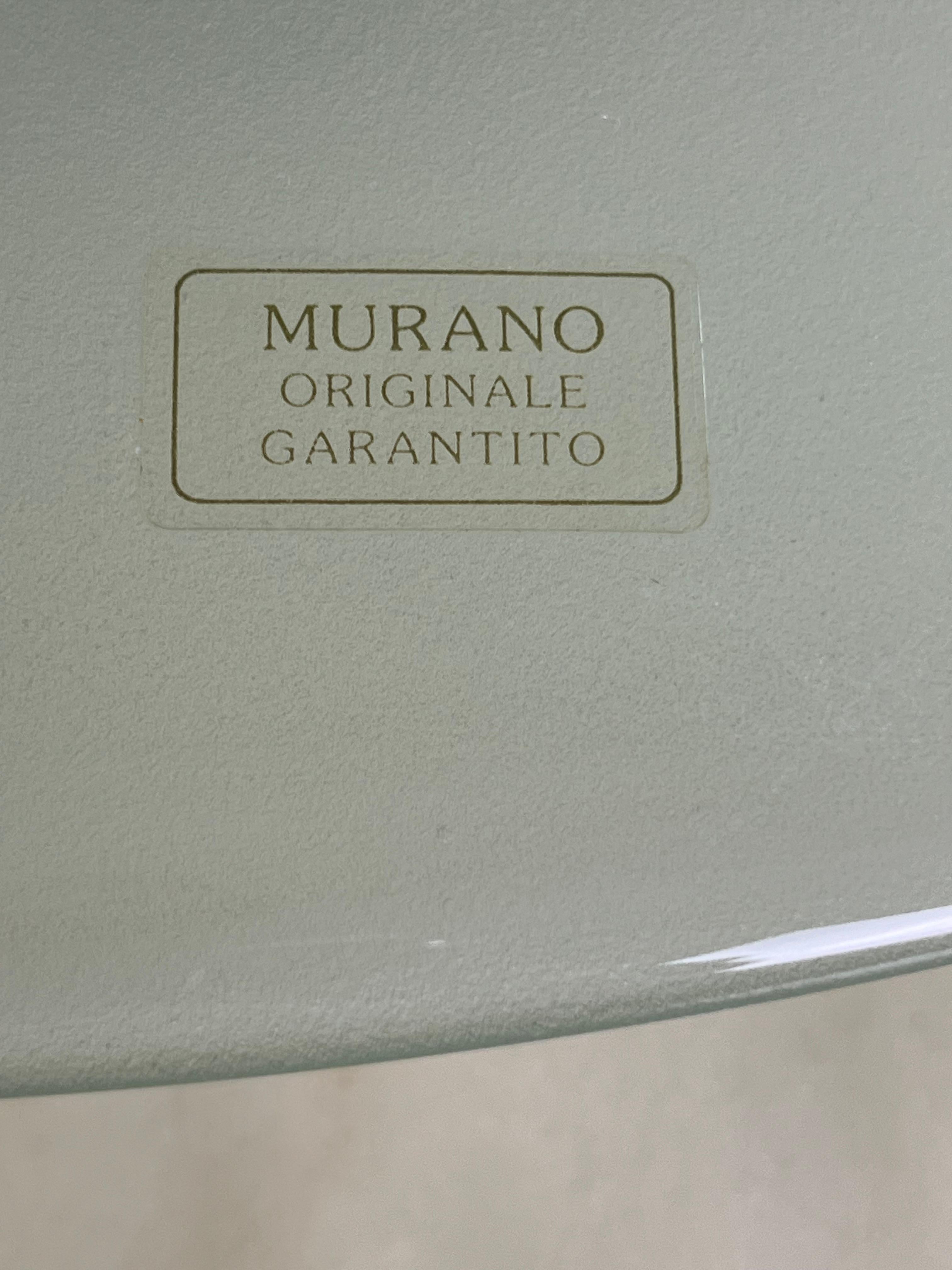 Grande plafoniera in vetro di Murano  1980s
 Struttura in metallo, lampada alogena, il disco ha un diametro di 60 cm.
La maestria dei maestri veneziani è evidente e riconoscibile, infatti osservando attentamente il vetro si possono notare delle