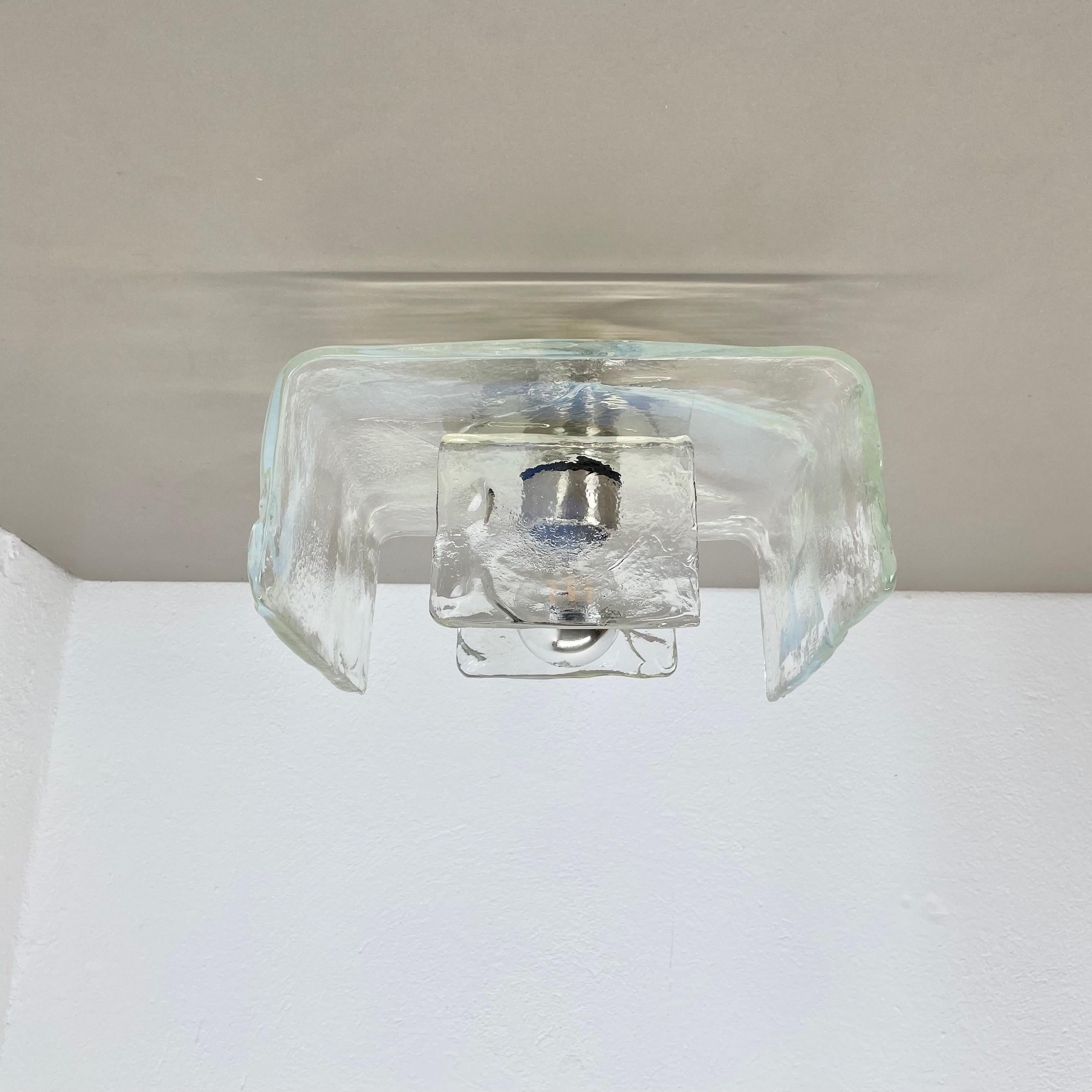 Article :

plafonnier, applique murale 


Producteur :

Éclairage Kalmar



Origine :

Autriche



Âge :

1970s




Description :

Original des années 1970 moderniste vintage  Luminaire en verre de Murano de haute qualité au design cubique. Le