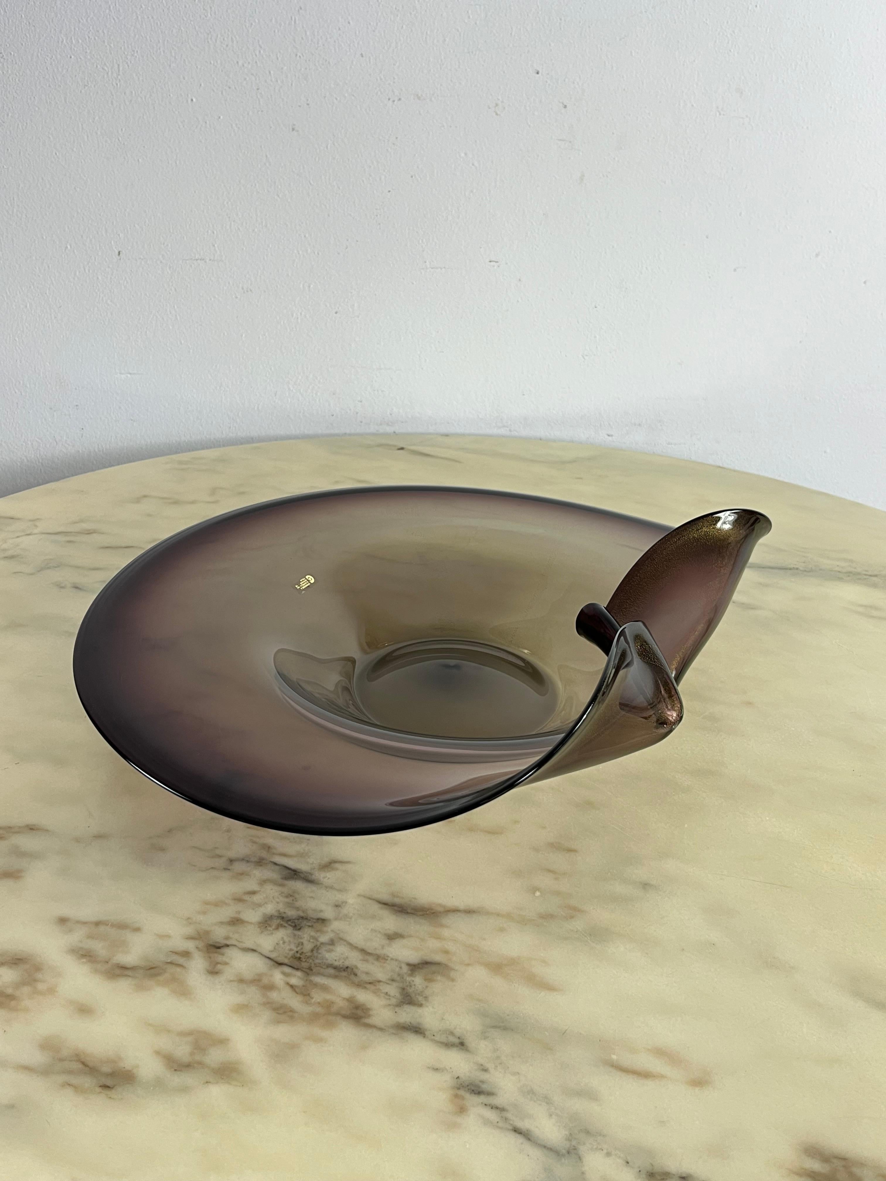 Grande centrotavola in vetro di Murano di Cenedese & Albarelli, anni '70
Acquistato e conservato, è intatto e in ottime condizioni. Firmato con incisione sul vetro, etichetta e garanzia originale. Un pezzo unico e di grande valore, lavorato