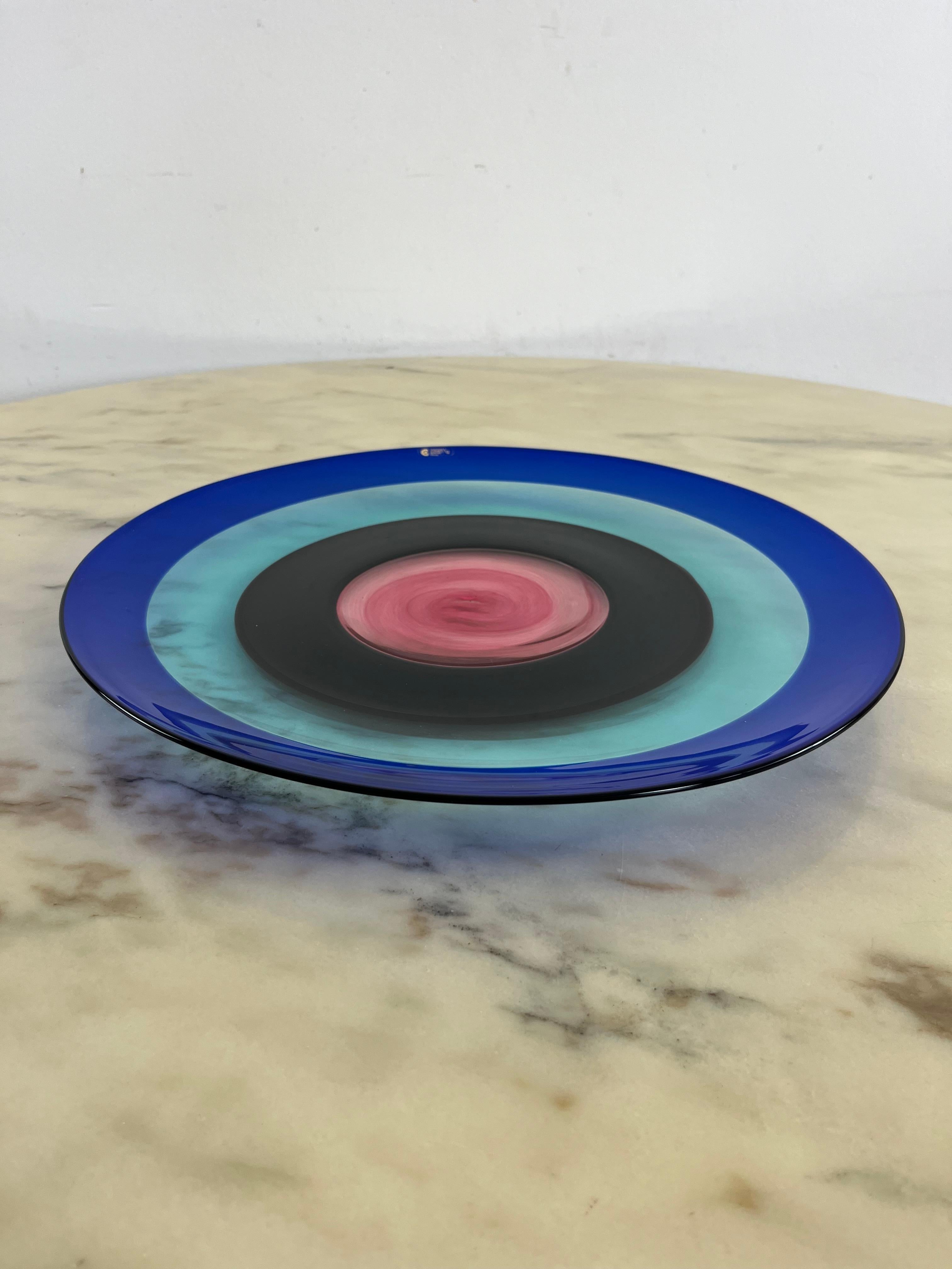 Grande centrotavola in vetro di Murano di Cenedese & Albarelli, anni '70
Acquistato e conservato, è intatto e in ottime condizioni. Firmato con incisione sul vetro, etichetta e garanzia originale. Un pezzo unico di grande valore, lavorato