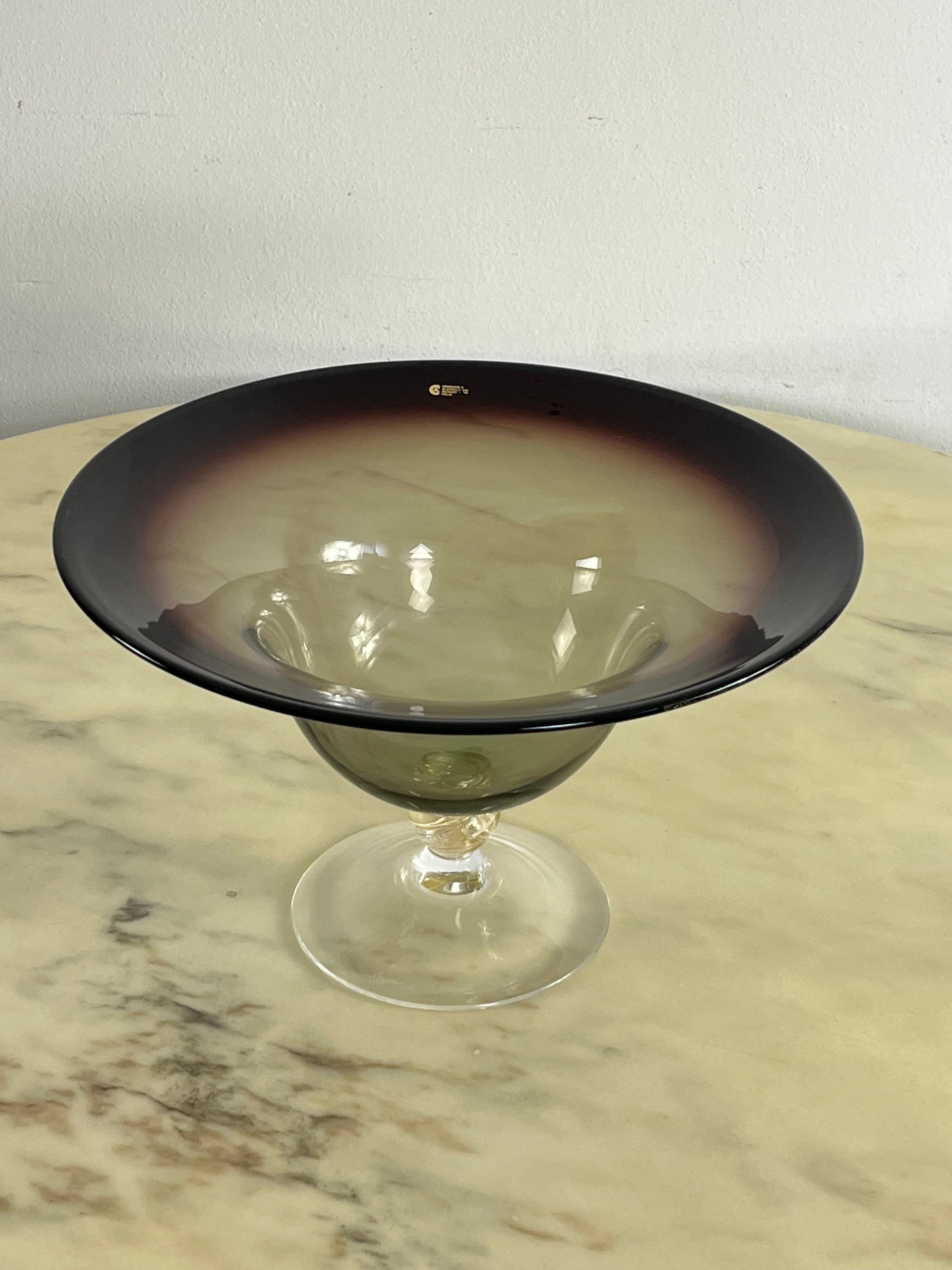 Grande centrotavola in vetro di Murano di Cenedese & Albarelli, anni '70
Acquistato e conservato, è intatto e in ottime condizioni. Firmato con incisione sul vetro, etichetta e garanzia originale. Un pezzo unico e di grande valore, lavorato