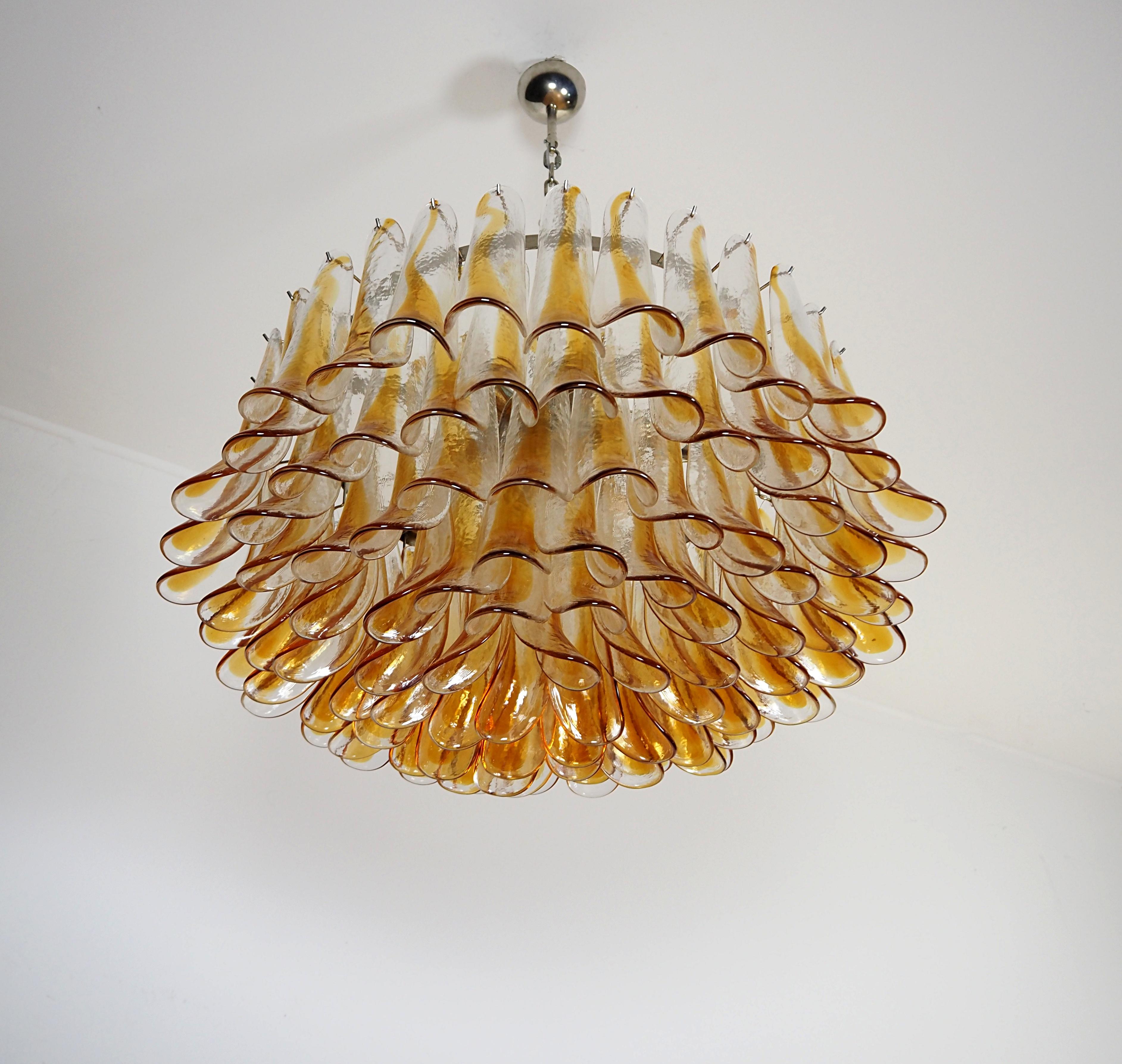 Mid-Century moderno Large Murano glass Chandelier -101 amber transparent glass petal in vendita