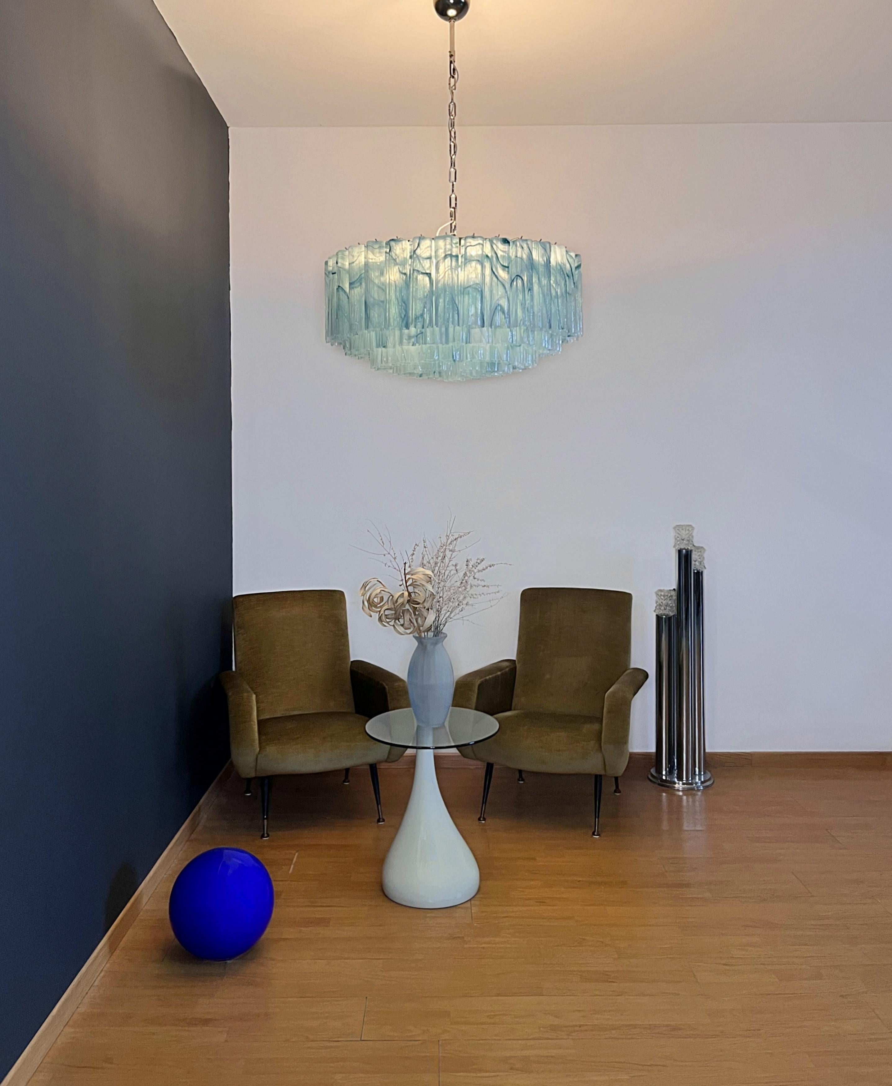 Grand lustre en verre de Murano -101 tube en verre bleu albâtre en vente 2