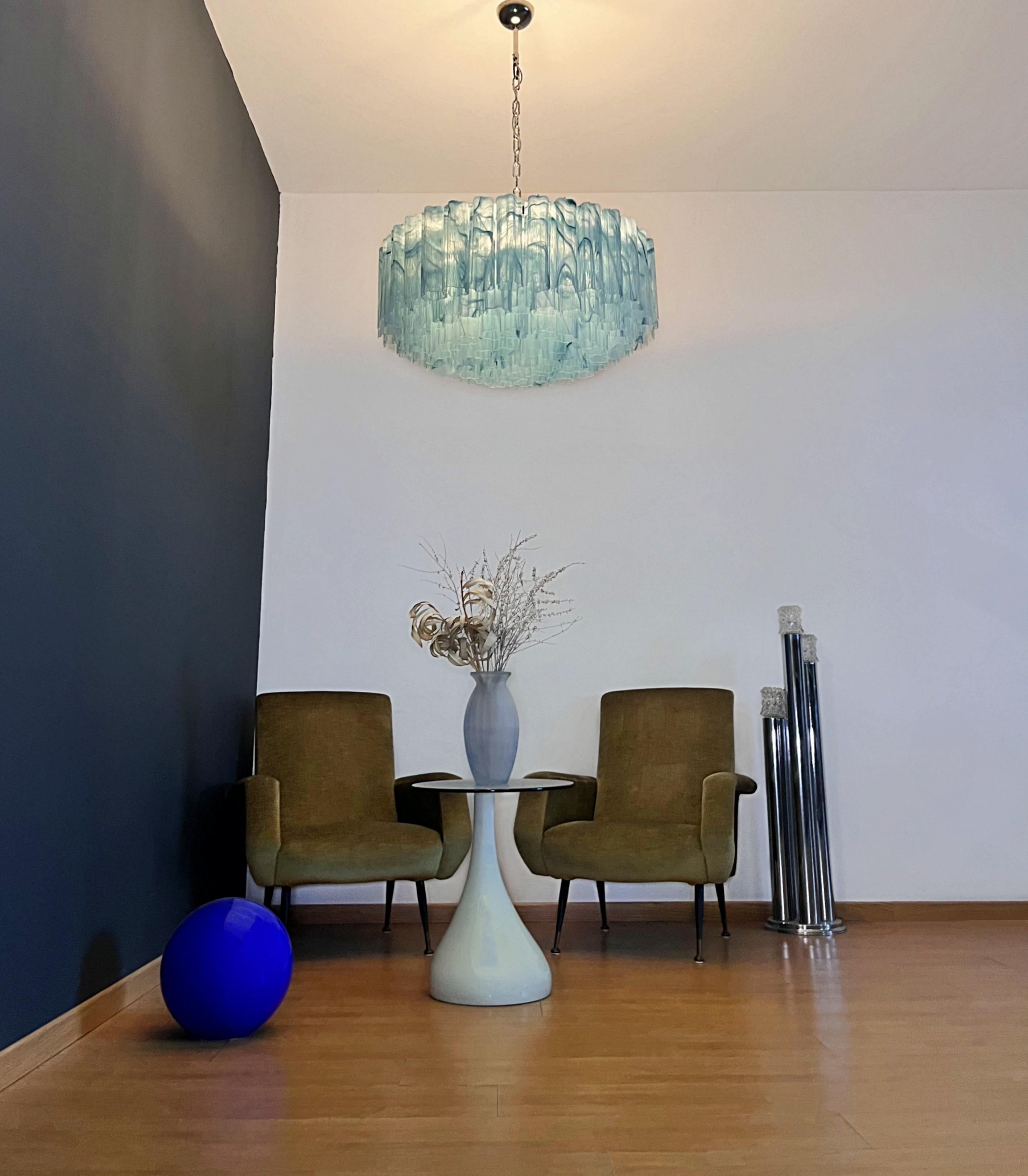 Grand lustre en verre de Murano -101 tube en verre bleu albâtre en vente 3