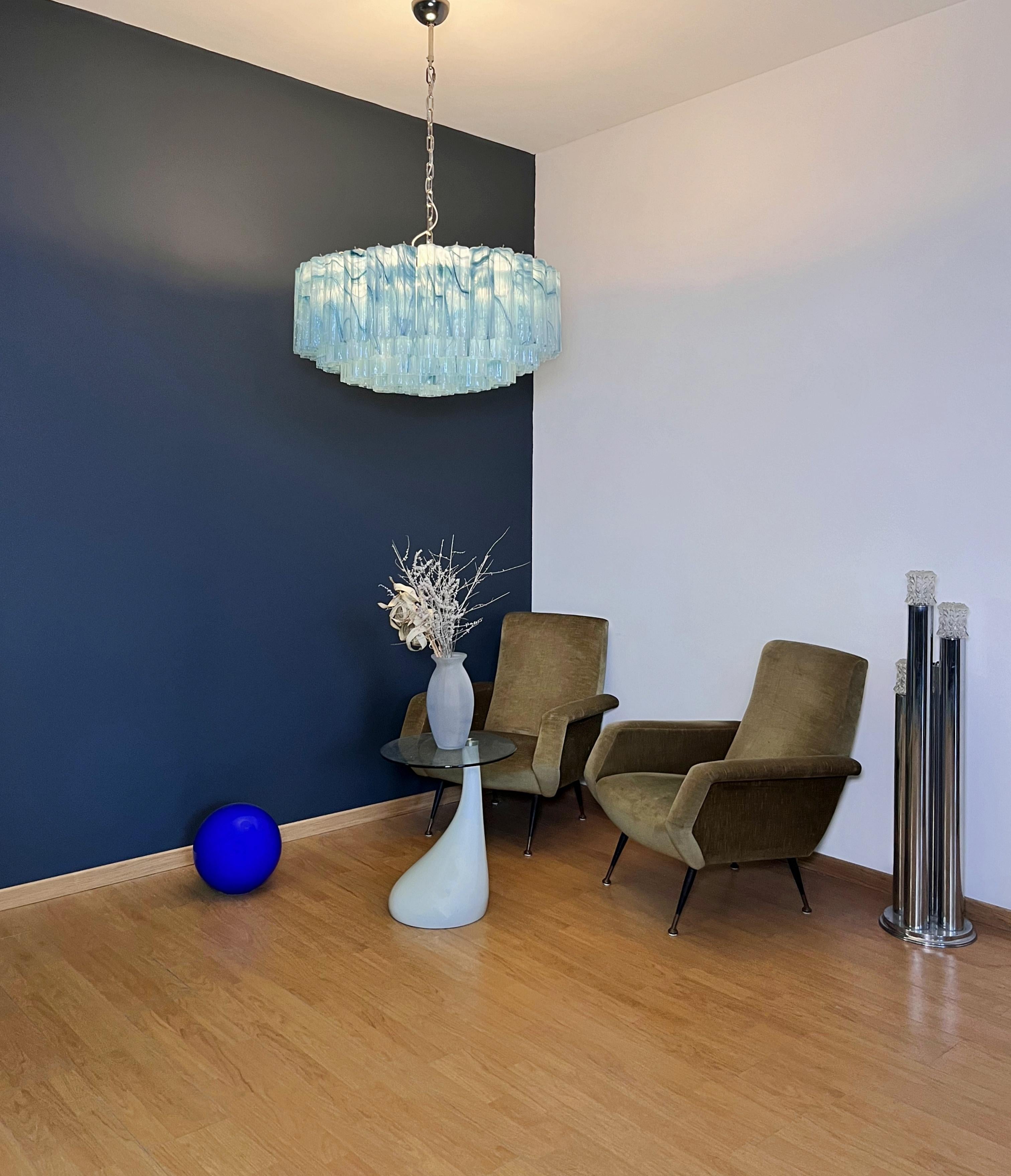 Grand lustre en verre de Murano -101 tube en verre bleu albâtre en vente 4