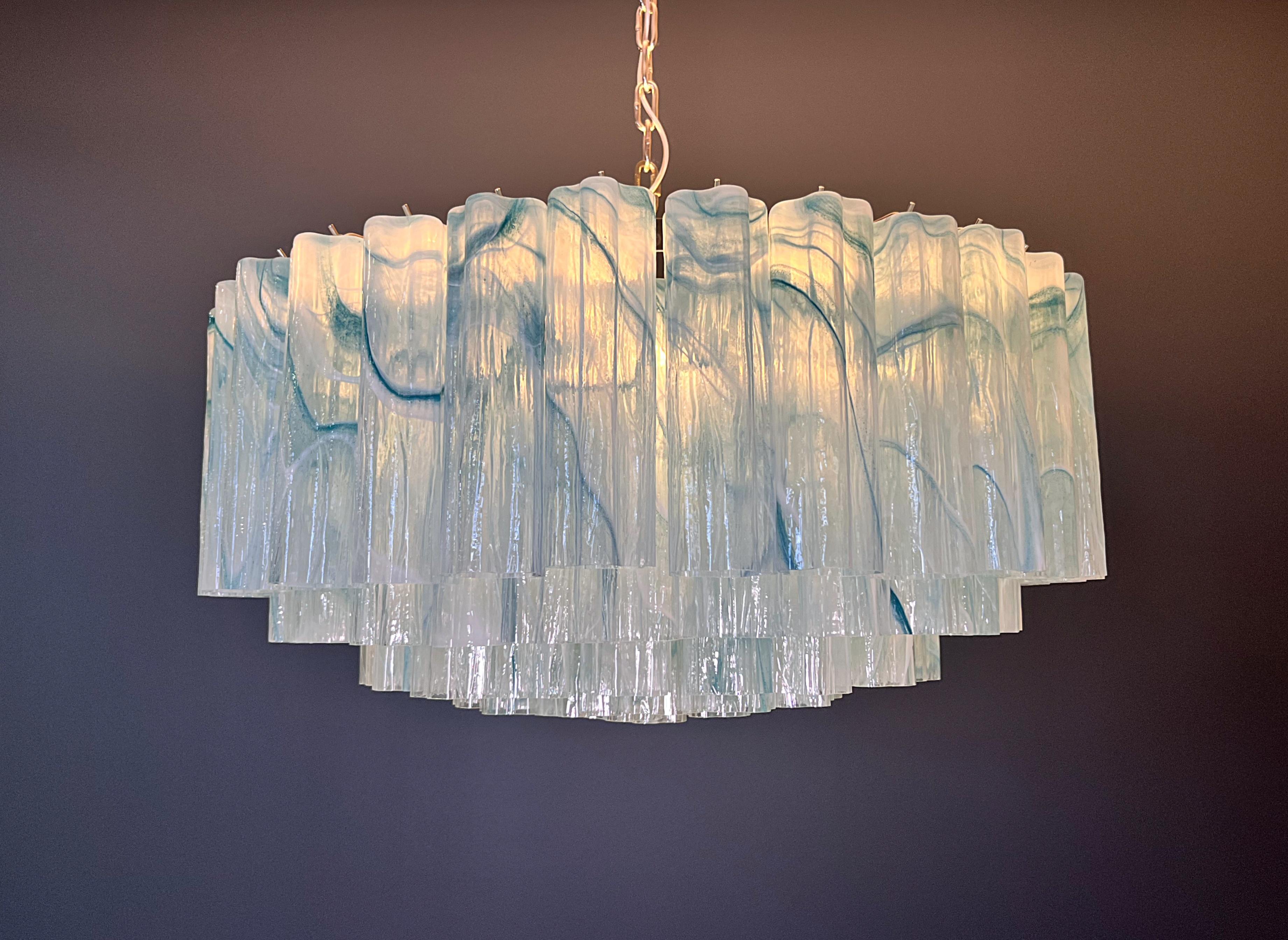 Grand lustre en verre de Murano -101 tube en verre bleu albâtre en vente 5
