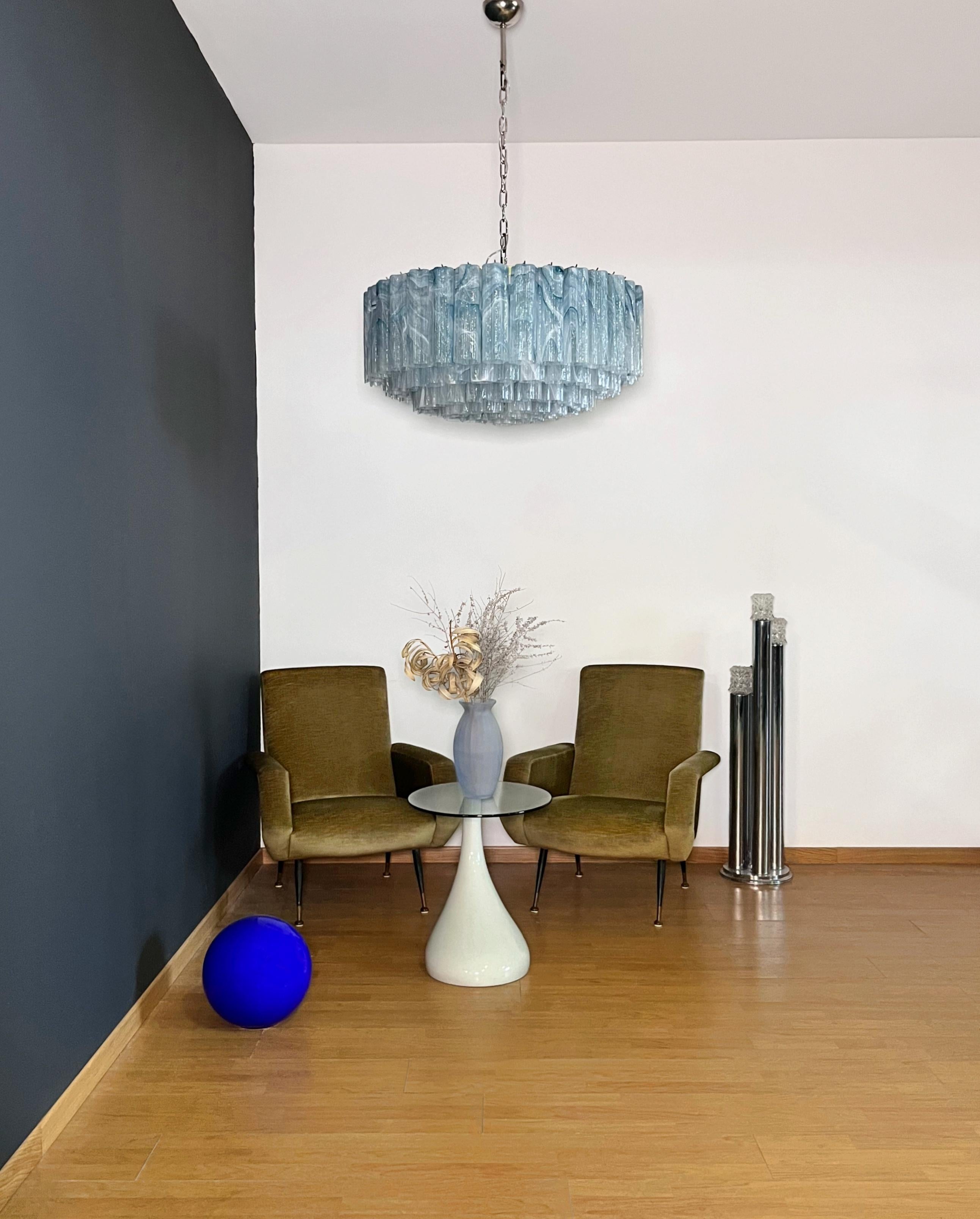 Lustre vintage italien en verre de Murano et structure en métal nickelé. L'armure en nickel poli supporte 101 grands tubes en verre bleu albâtre en forme d'étoile. Peut être utilisé comme lustre avec chaîne, ou comme plafonnier, la structure sera