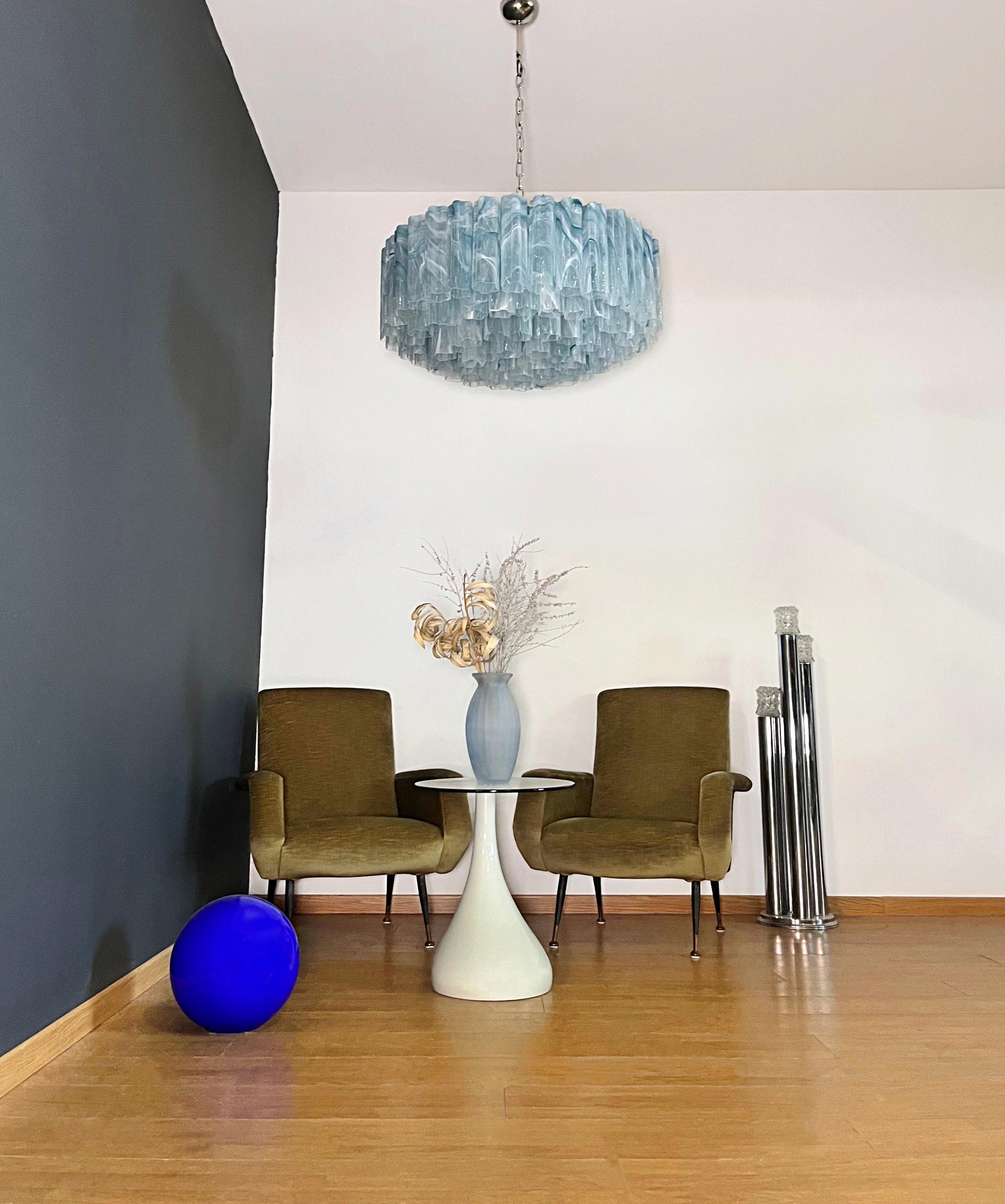 Mid-Century Modern Grand lustre en verre de Murano -101 tube en verre bleu albâtre en vente