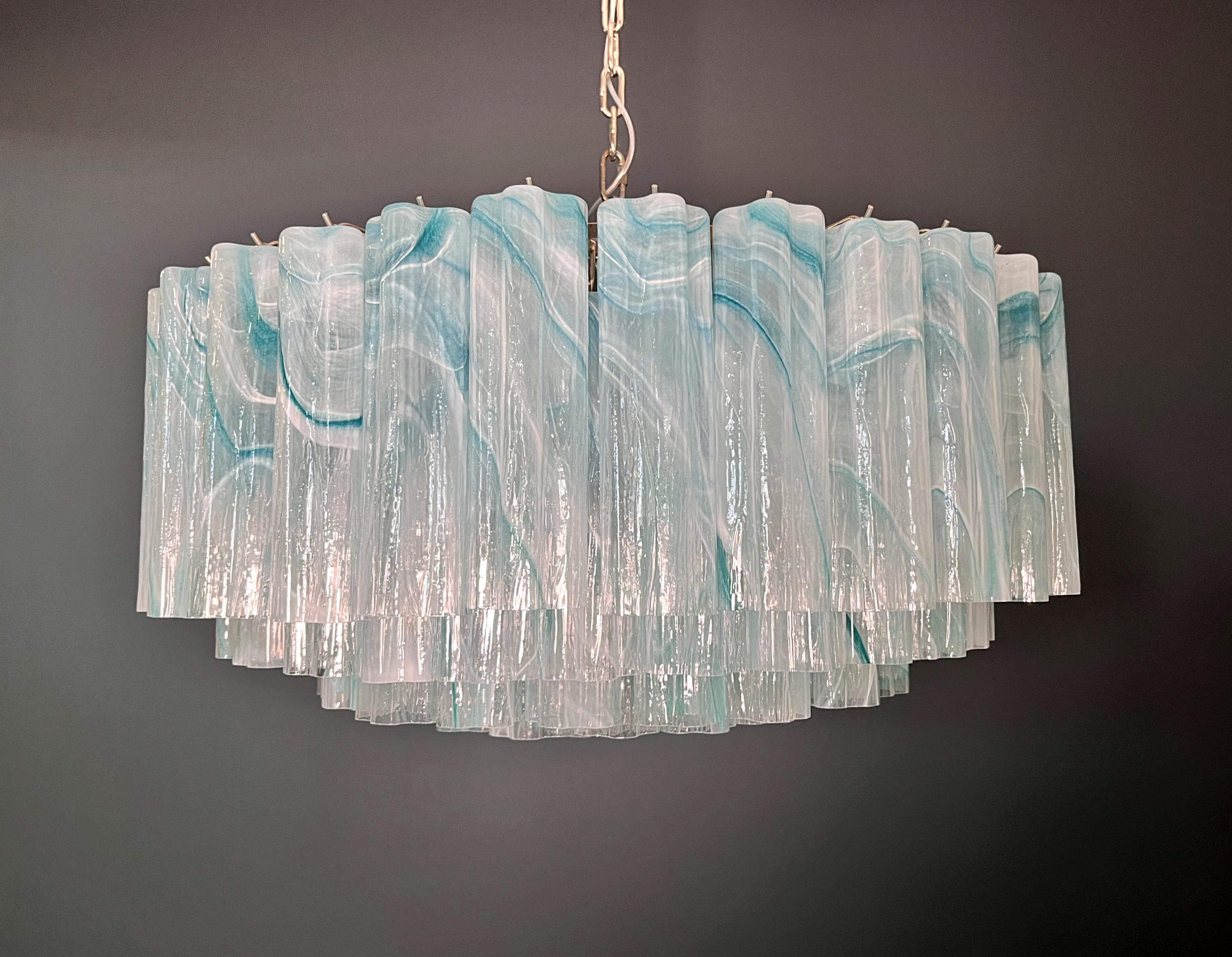 Galvanisé Grand lustre en verre de Murano -101 tube en verre bleu albâtre en vente