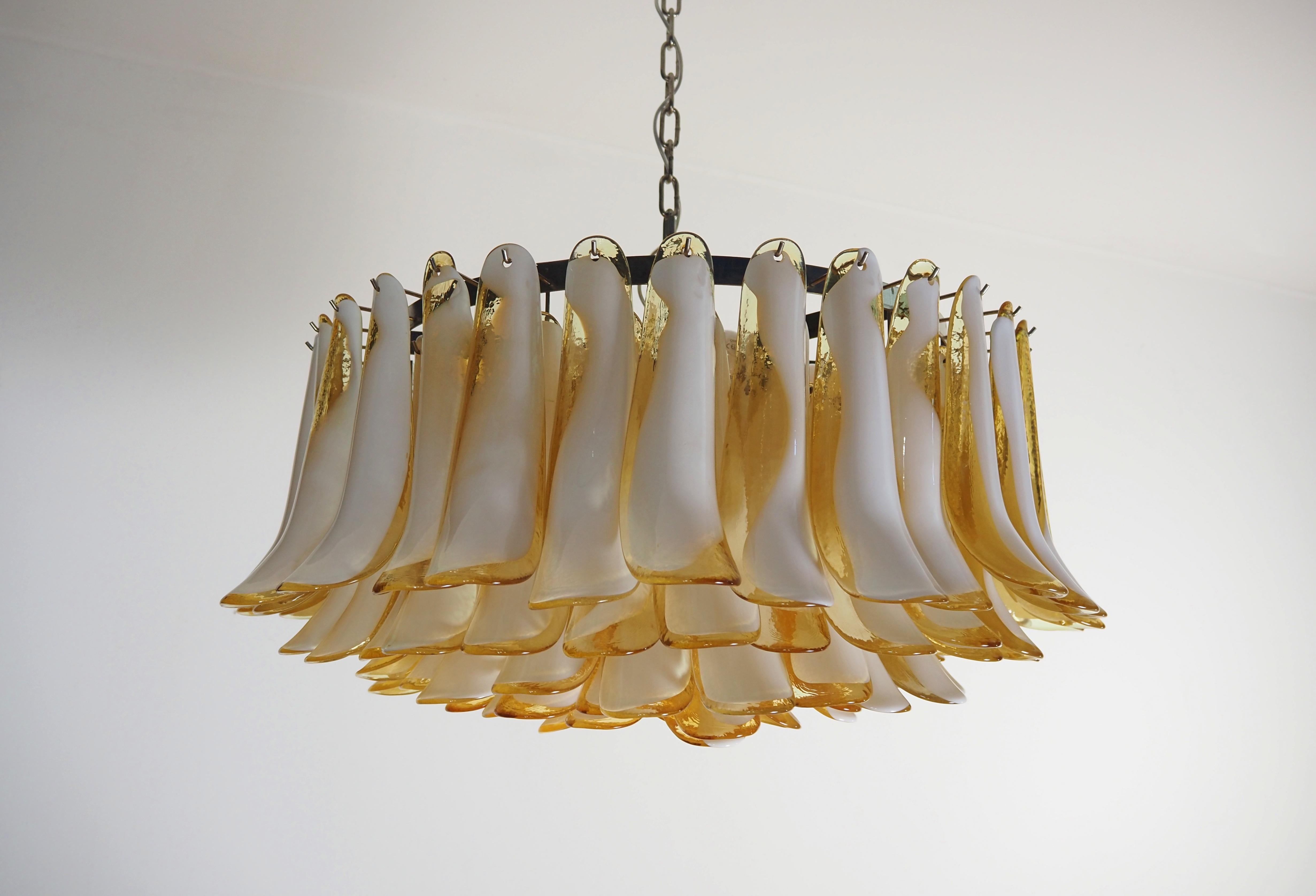 Italian vintage chandelier in Murano glass and nickel plated metal structure. The armor polished nickel supports 101 glass petals (caramel and white 
