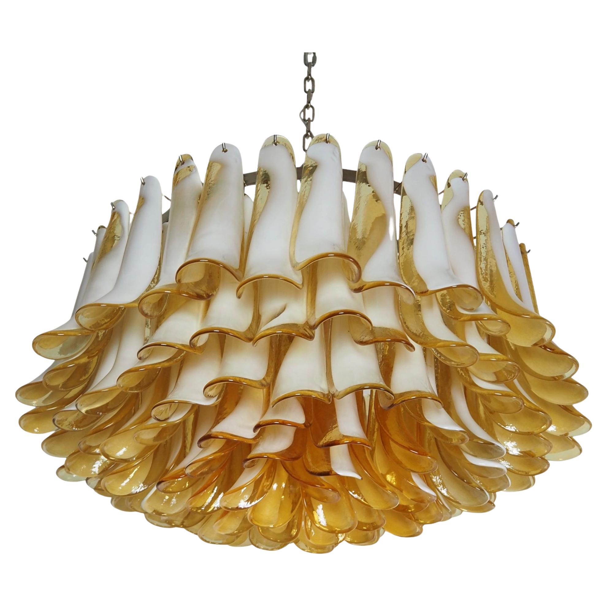 Grand lustre en verre de Murano -101 caramel lattimo glass petal en vente