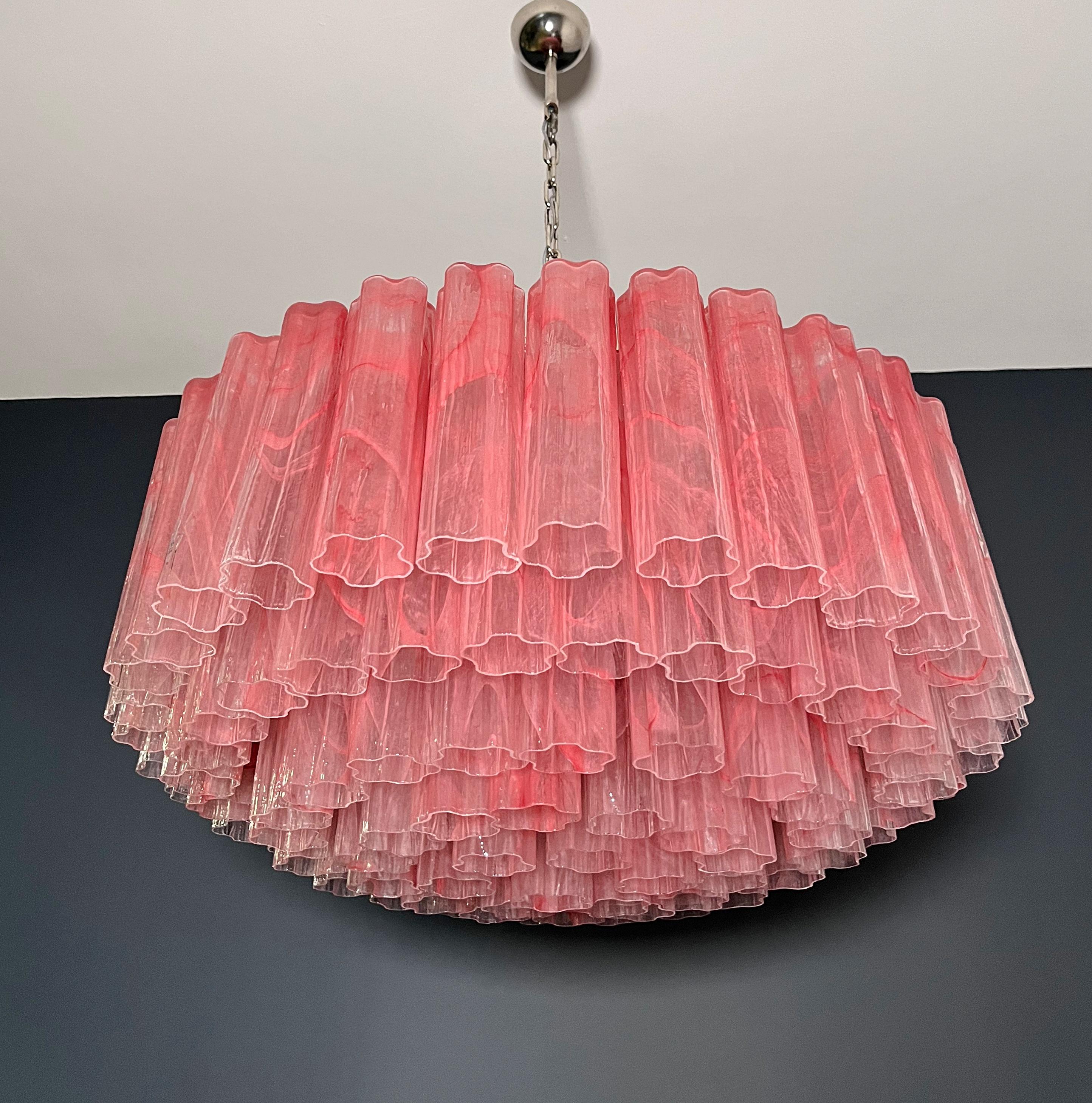 20ième siècle Grand lustre en verre de Murano -101 tube de verre albâtre rose