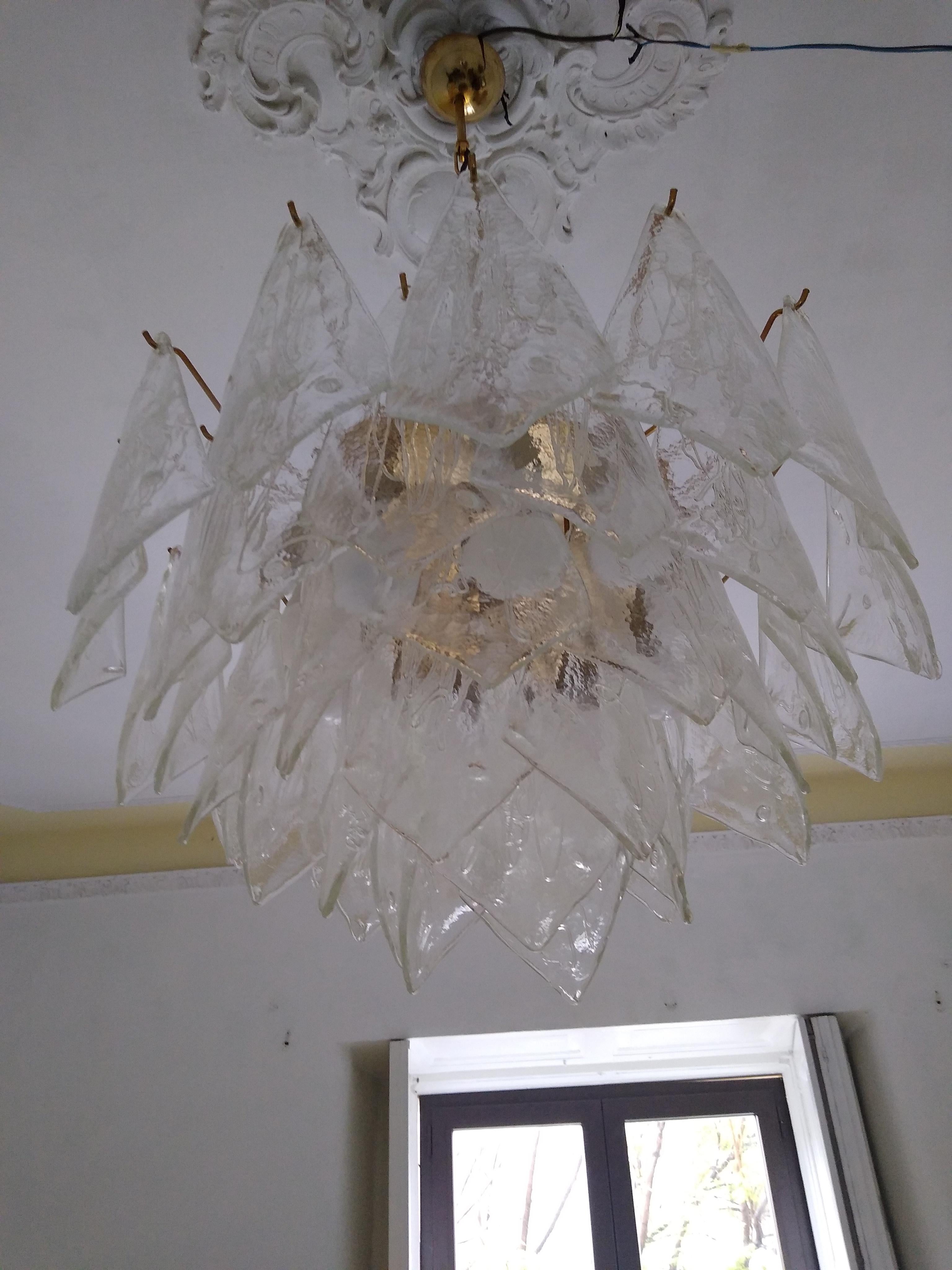 Grande lampadario italiano  pezzi di vetro di Murano a forma di diamante appesi separatamente su una cornice di ottone. I pezzi di vetro sono creati a mano secondo la tradizione de La Murrina e ogni pezzo di vetro è firmato e ha un intarsio unico