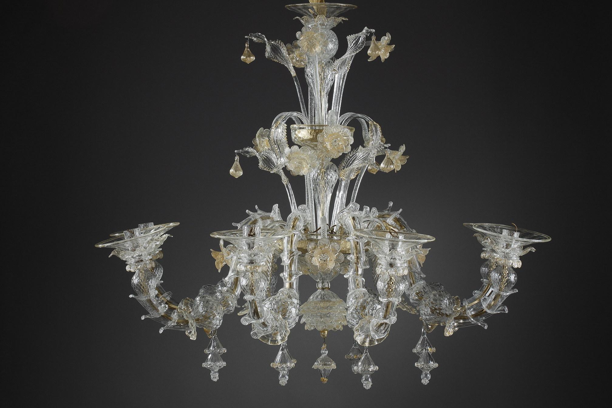 Early 20th Century Large Murano Glass Chandelier Decorated with Gold For Sale