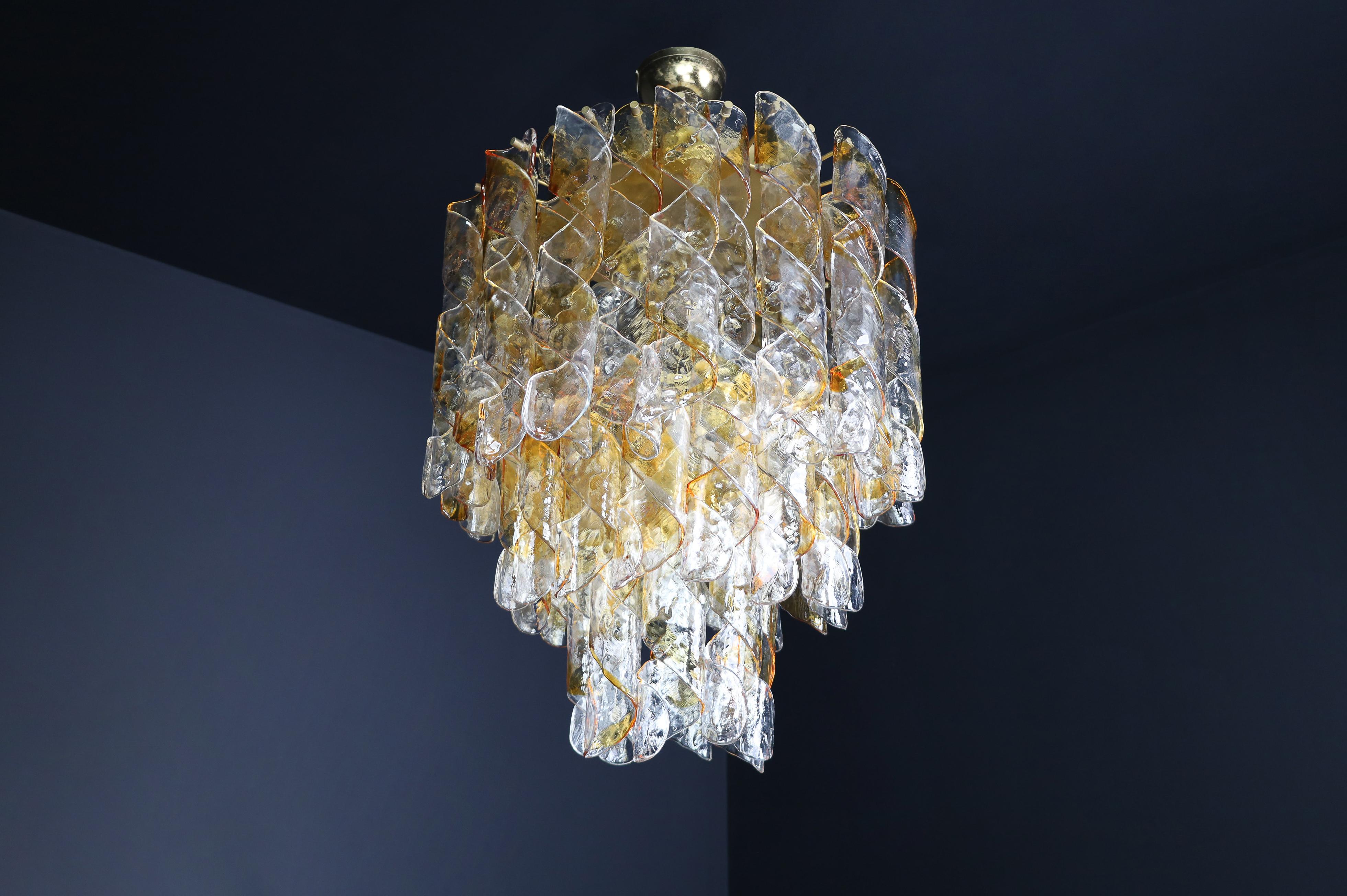 Grand lustre en verre de Murano, ambre et gouttes spiralées transparentes, Italie, années 1960

Ce lustre à grande échelle en verre de Murano des années 1960 est une étonnante démonstration de l'artisanat italien et du glamour du milieu du siècle.