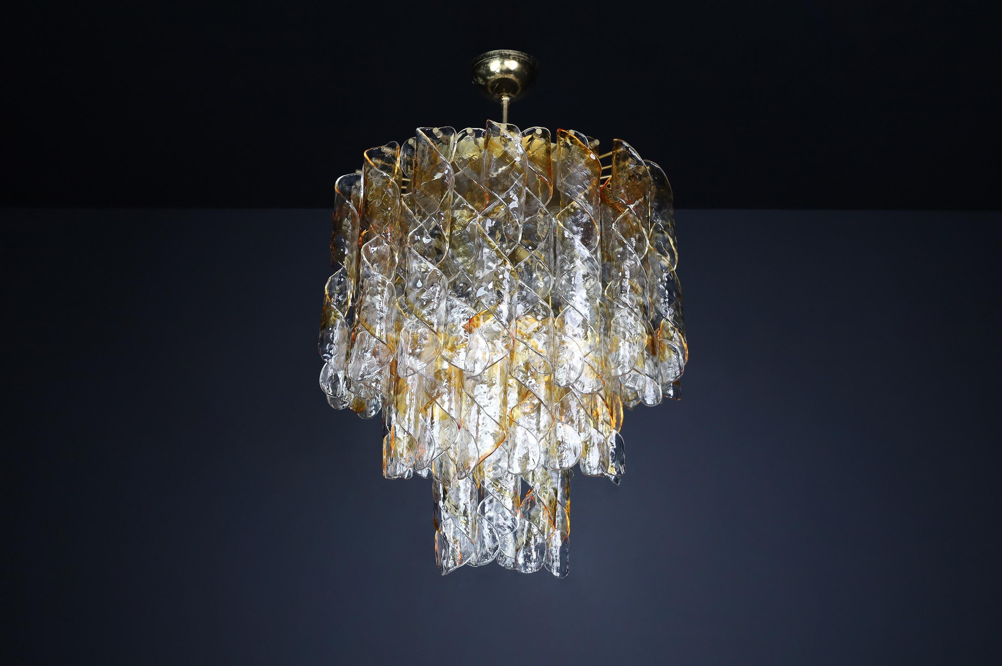 Mid-Century Modern Grand lustre en verre de Murano, ambre et gouttes spiralées transparentes, Italie, années 1960 en vente