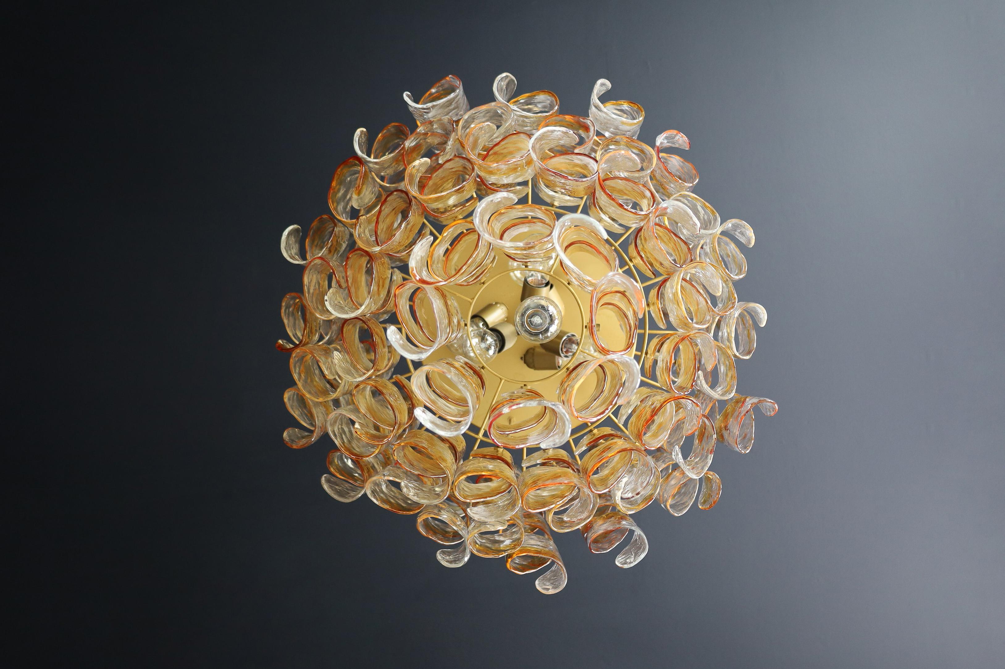 italien Grand lustre en verre de Murano, ambre et gouttes spiralées transparentes, Italie, années 1960 en vente