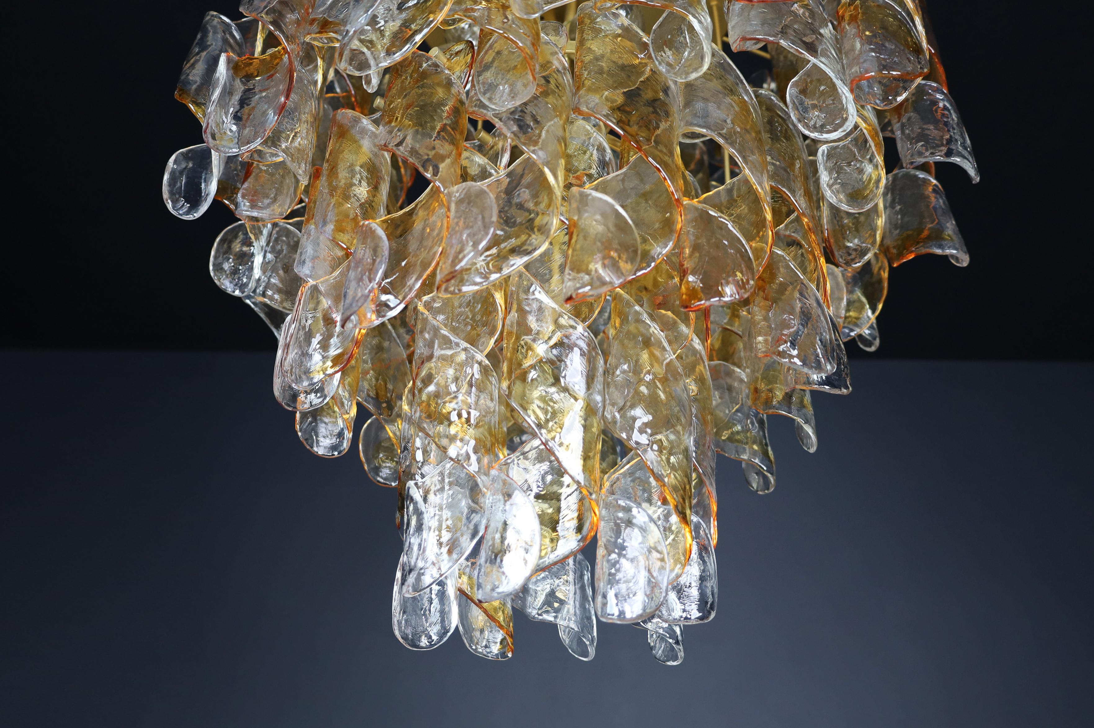 Grand lustre en verre de Murano, ambre et gouttes spiralées transparentes, Italie, années 1960 Bon état - En vente à Almelo, NL