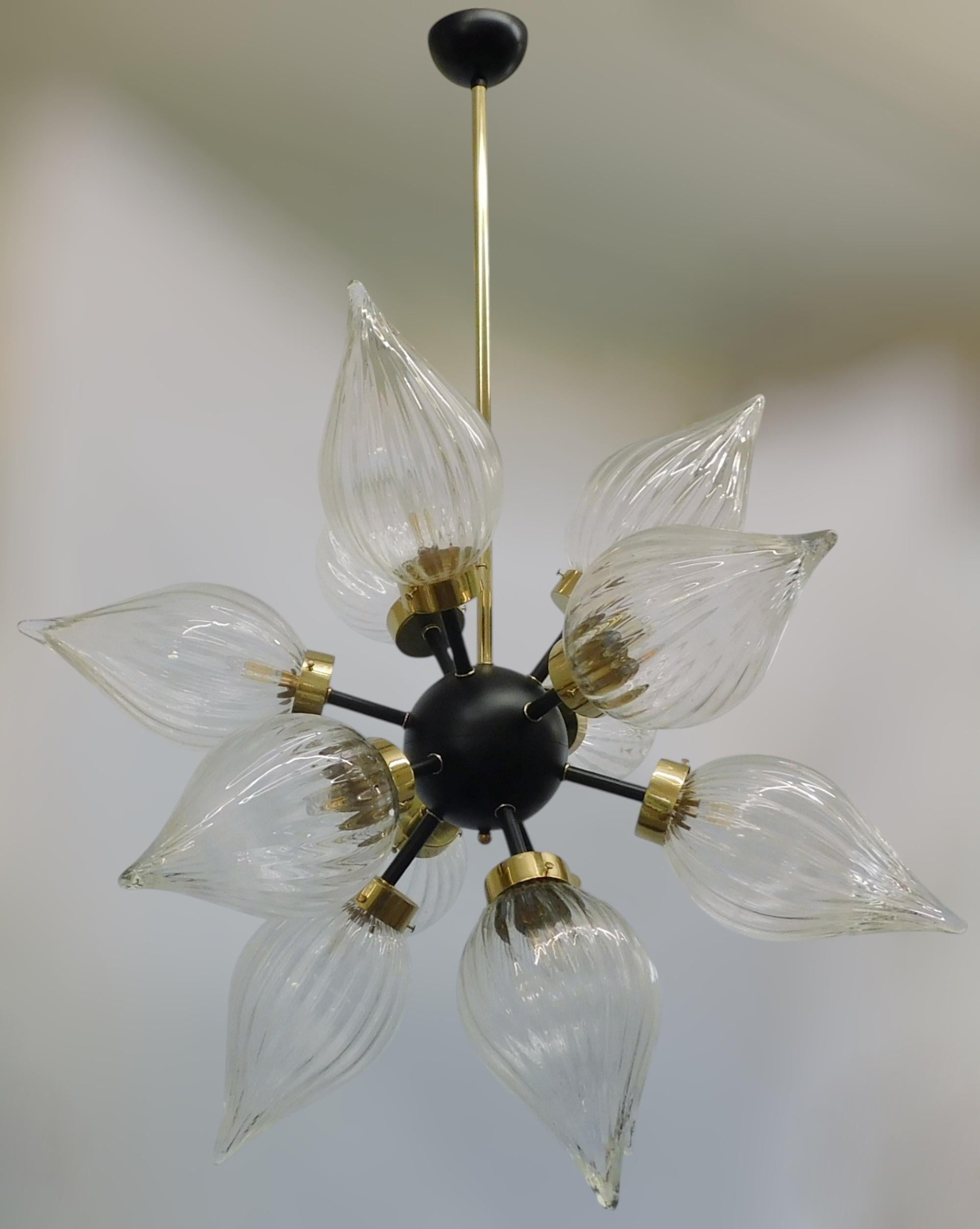 Italian sputnik chandelier with large clear ribbed Murano glass shades hand blown in the shape of tear drops, mounted on brass frame / Made in Italy
Measures: Diameter 47 inches, height 63 inches including rod and canopy
12 light / E12 or E14 type /