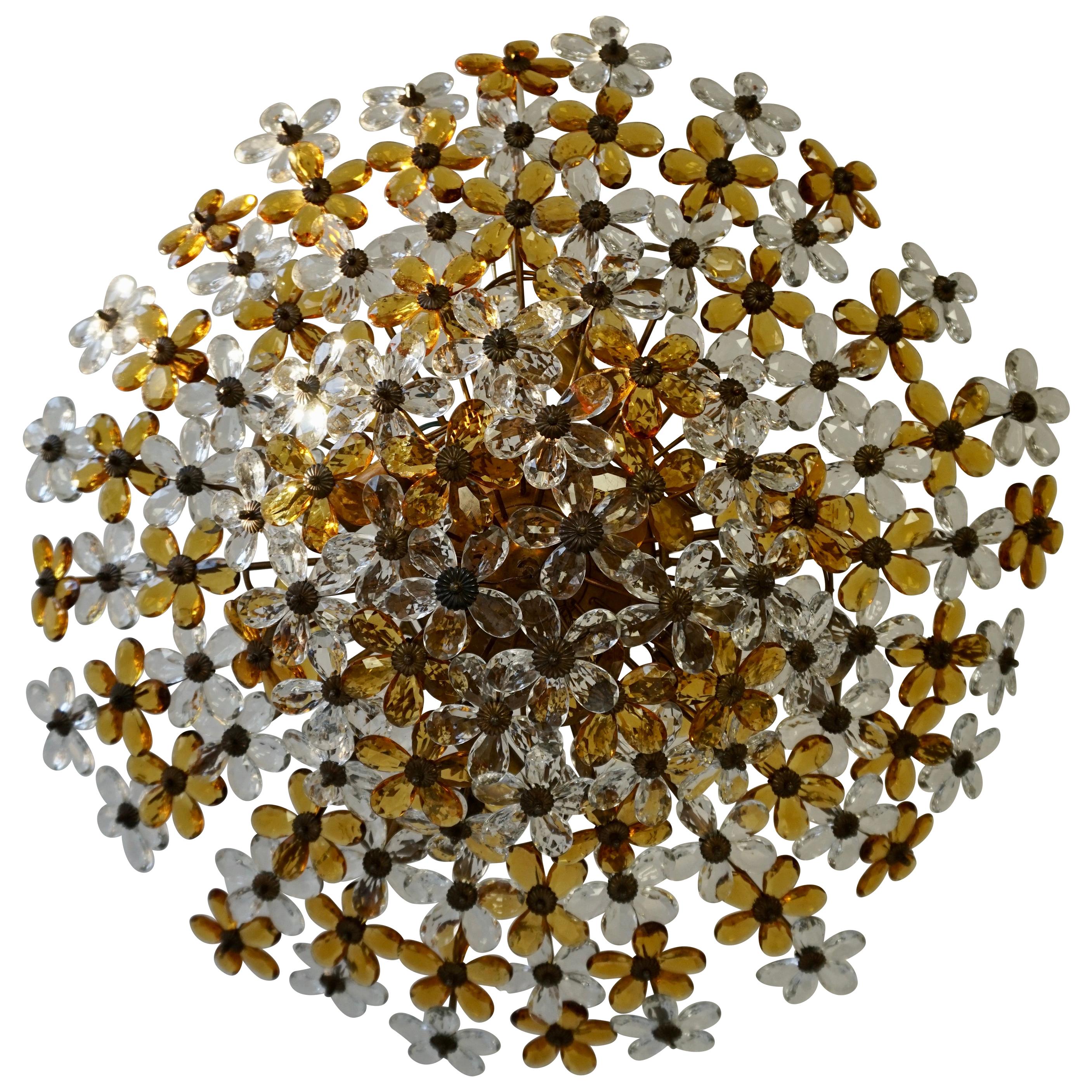 Großer runder vergoldeter Messing-Metall-Kristallglas-Kronleuchter mit Blumenmotiv, hergestellt in Italien, ca. 1960-1970, 
Die prächtige Deckenleuchte ist mit vielen schönen, handgeschliffenen, facettierten Kristallen in Form von Blumen bestückt,