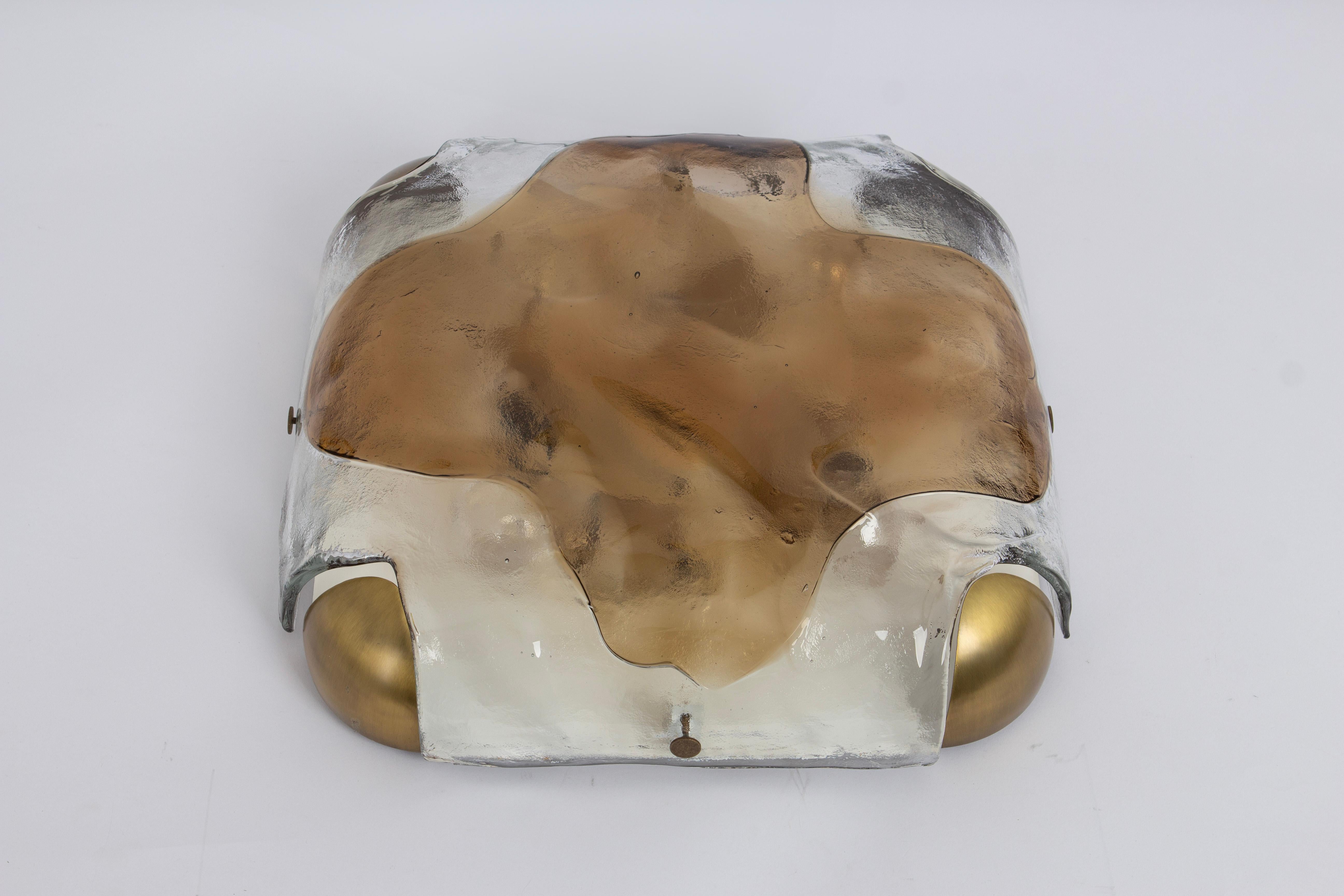 Magnifique monture encastrée en verre de Murano par Kaiser, Allemagne, années 1970.
Verre épais texturé fixé sur une base en métal et laiton.

De haute qualité et en très bon état. Nettoyé, bien câblé et prêt à l'emploi. 

Le luminaire nécessite 4