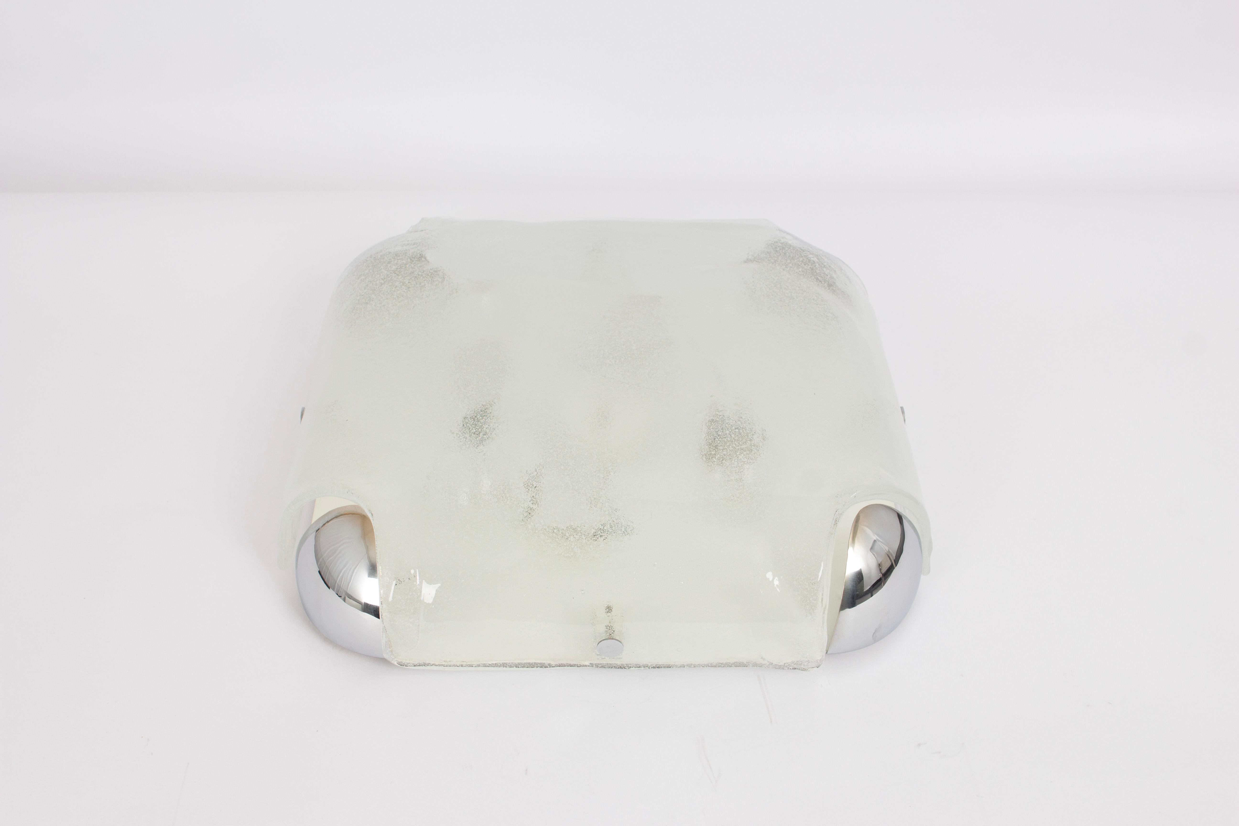 A wonderful Murano glass flush mount by Kaiser, Germany, 1970s.
Thick textured Glass fixtured on a metal and metal/chrome base.

High quality and in very good condition. Cleaned, well-wired, and ready to use. 

The fixture requires 4 x E27 standard