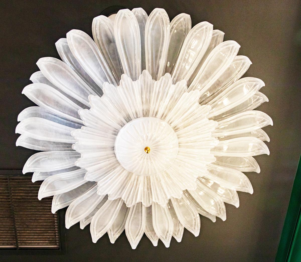 Grand lustre à fleur en verre de Murano, en stock
Ce lustre encastré en verre de Murano est un magnifique plafonnier sculptural en forme de fleur stylisée, avec deux niveaux de pétales en verre dépoli soufflé à la main qui rayonnent vers l'extérieur