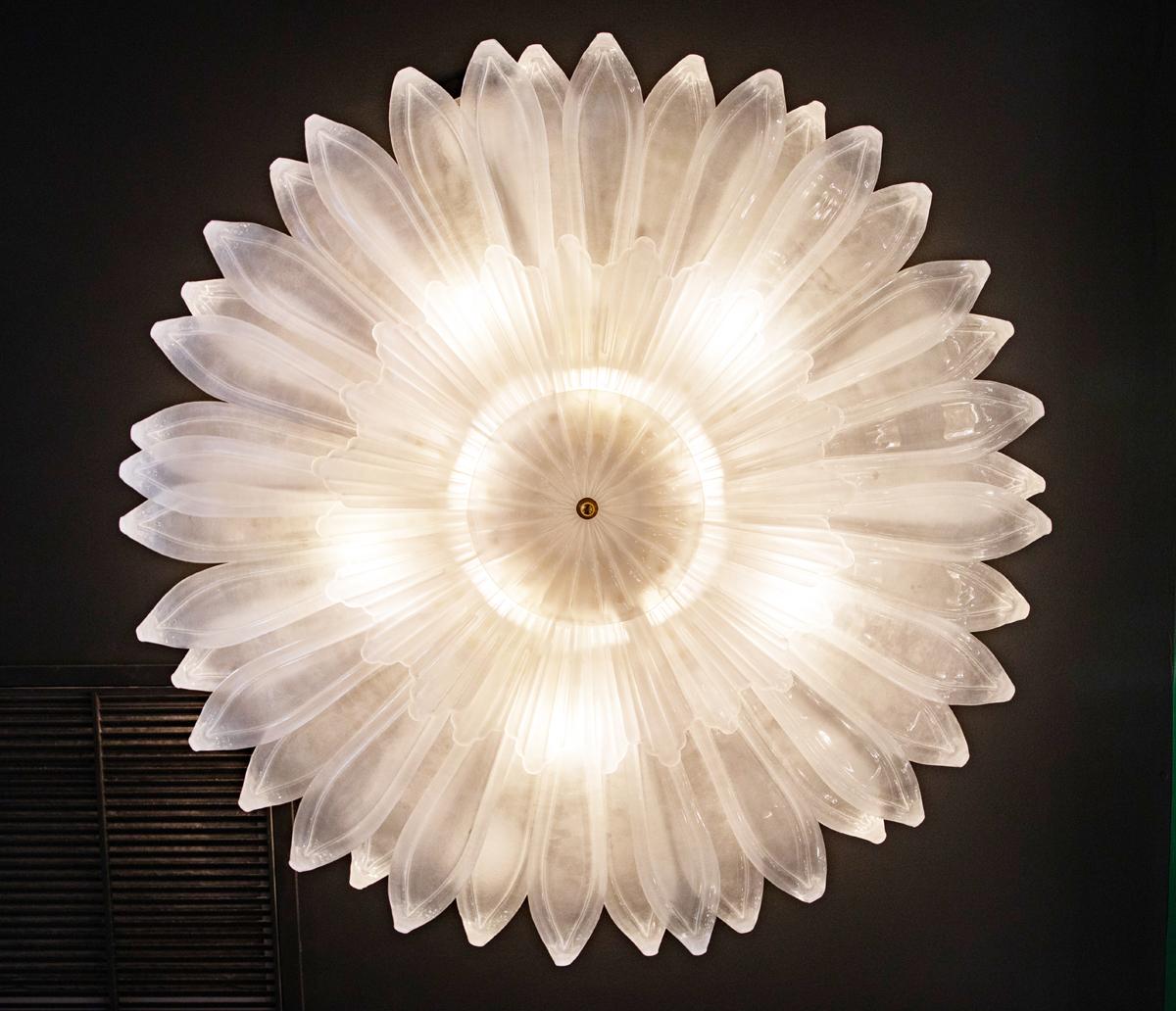 Art déco Grand lustre en forme de fleur en verre de Murano, en stock en vente