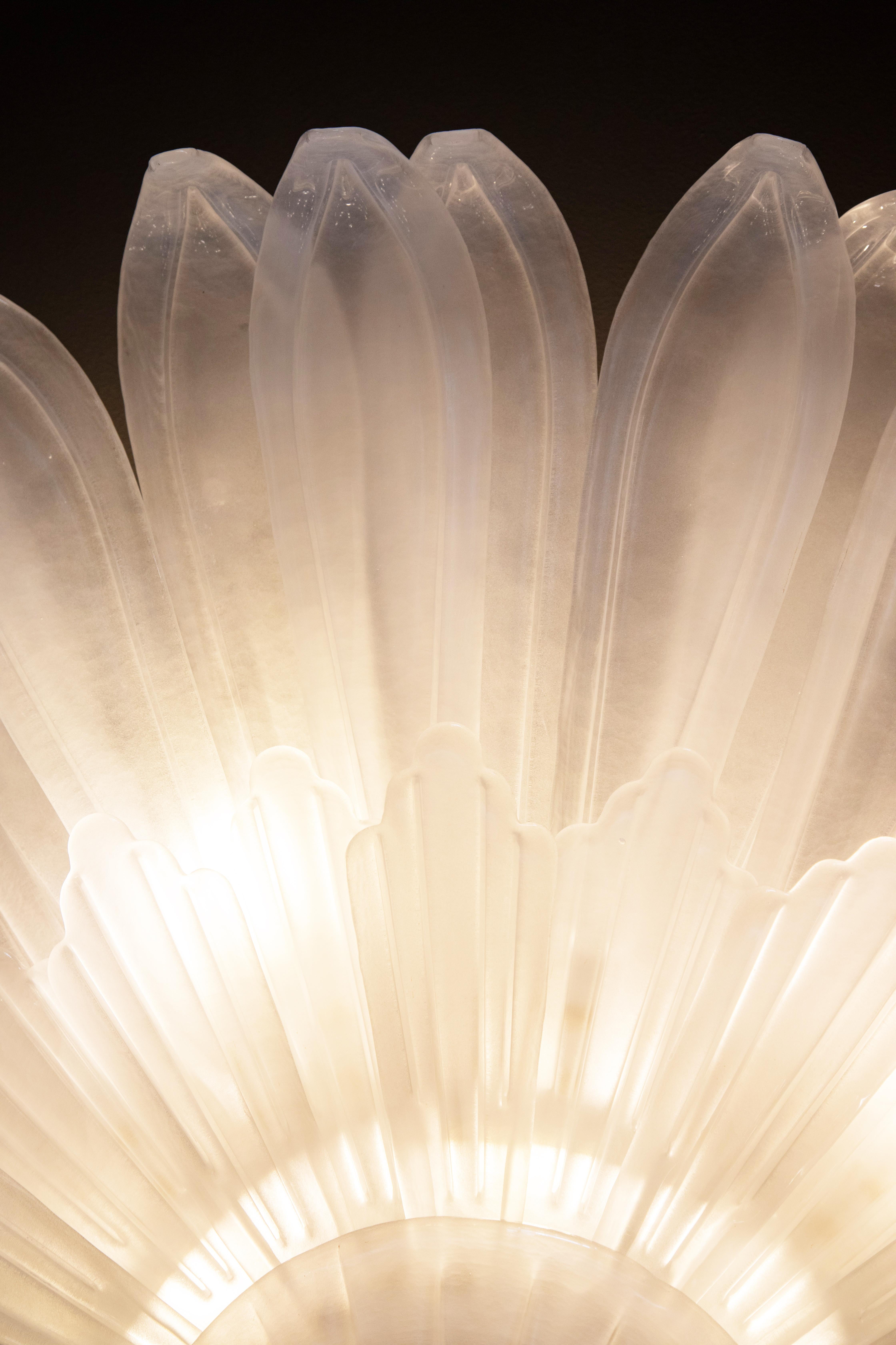 italien Grand lustre en forme de fleur en verre de Murano, en stock en vente